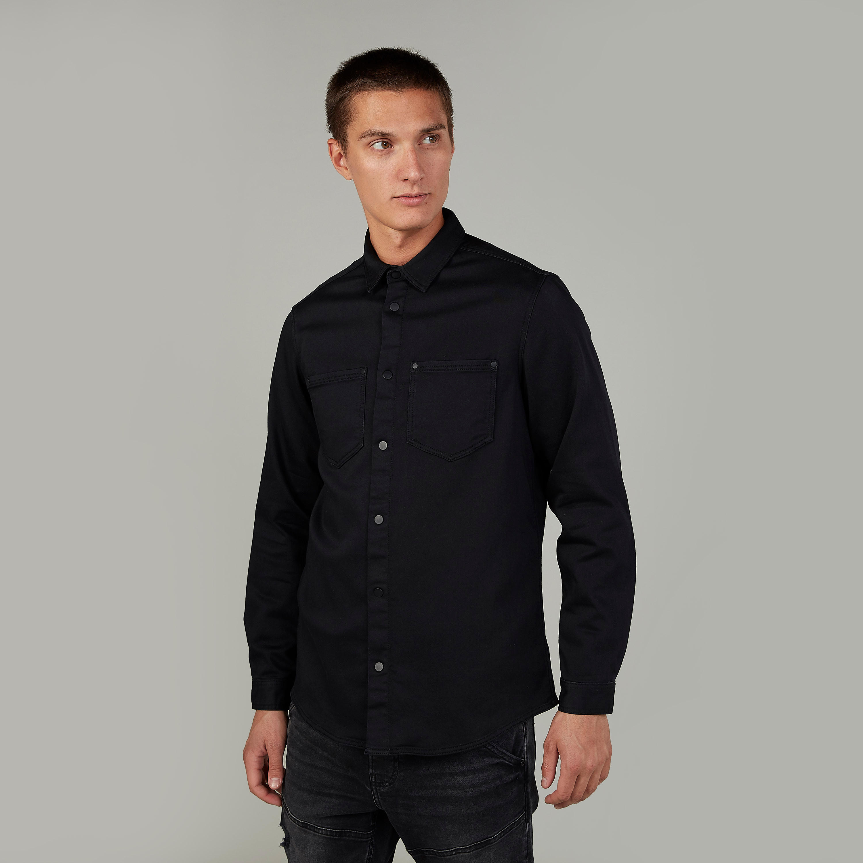 قميص سادة بقصّة سليم وأكمام طويلة وجيب على الصدر-men-clothing-shirts-image-9
