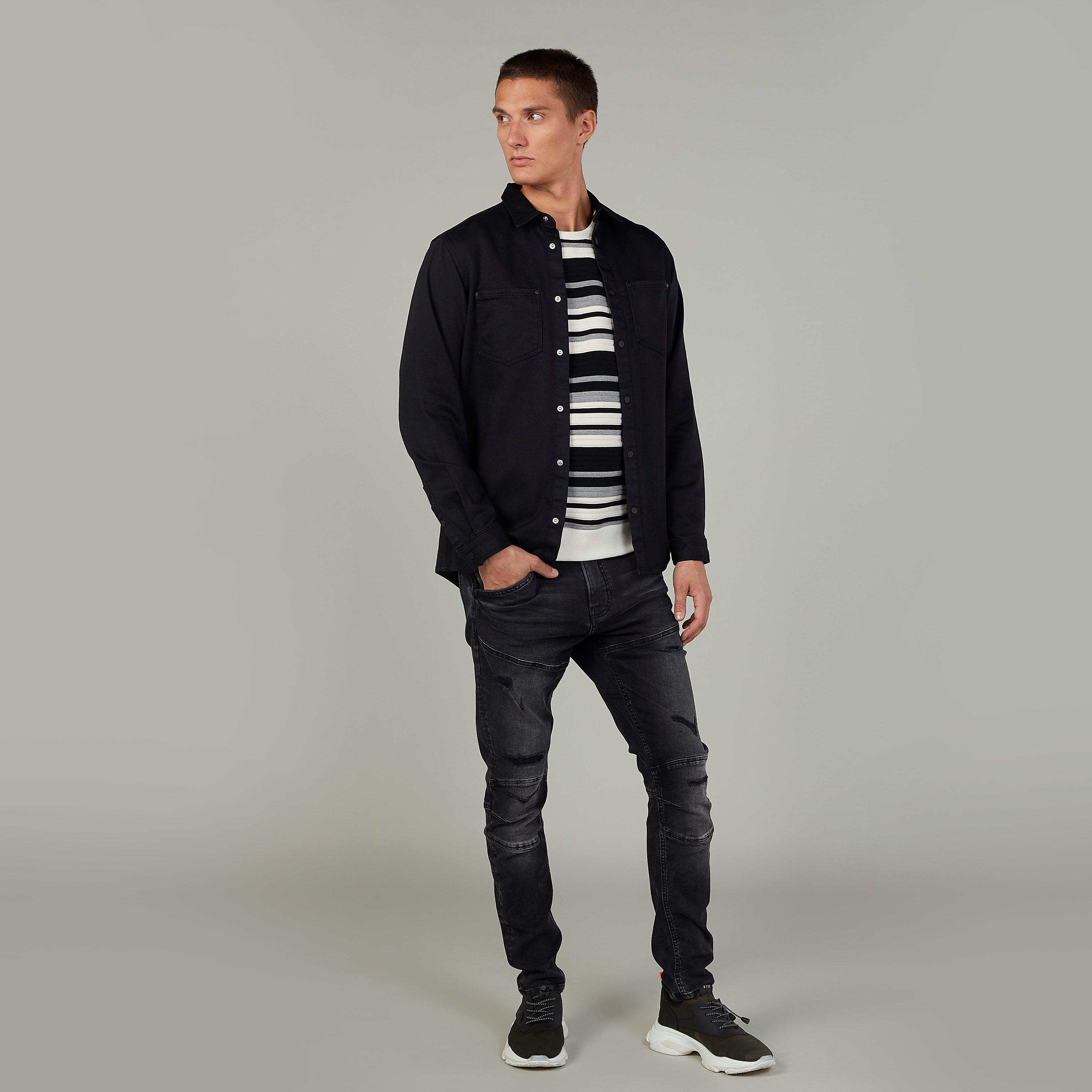 قميص سادة بقصّة سليم وأكمام طويلة وجيب على الصدر-men-clothing-shirts-image-10