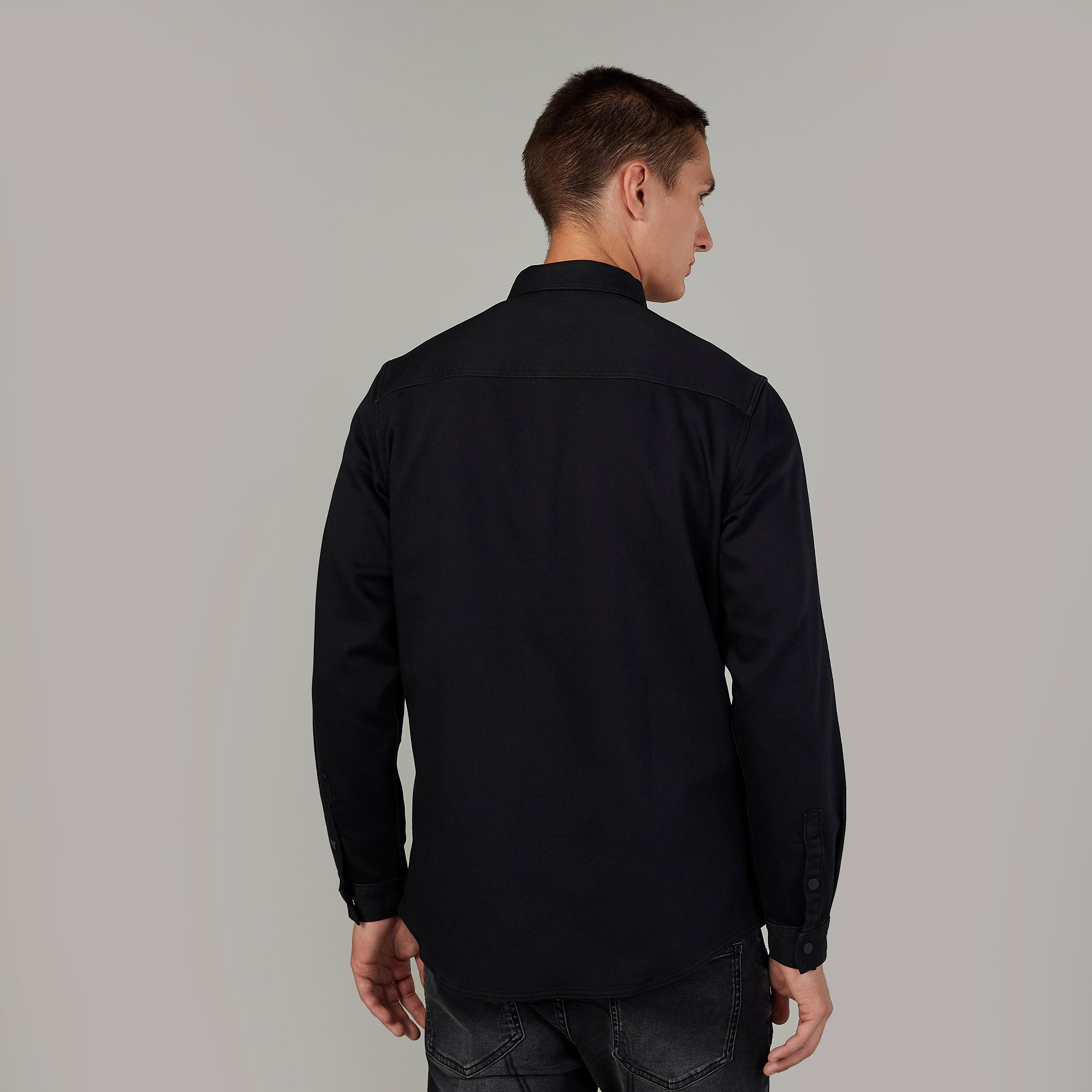قميص سادة بقصّة سليم وأكمام طويلة وجيب على الصدر-men-clothing-shirts-image-12