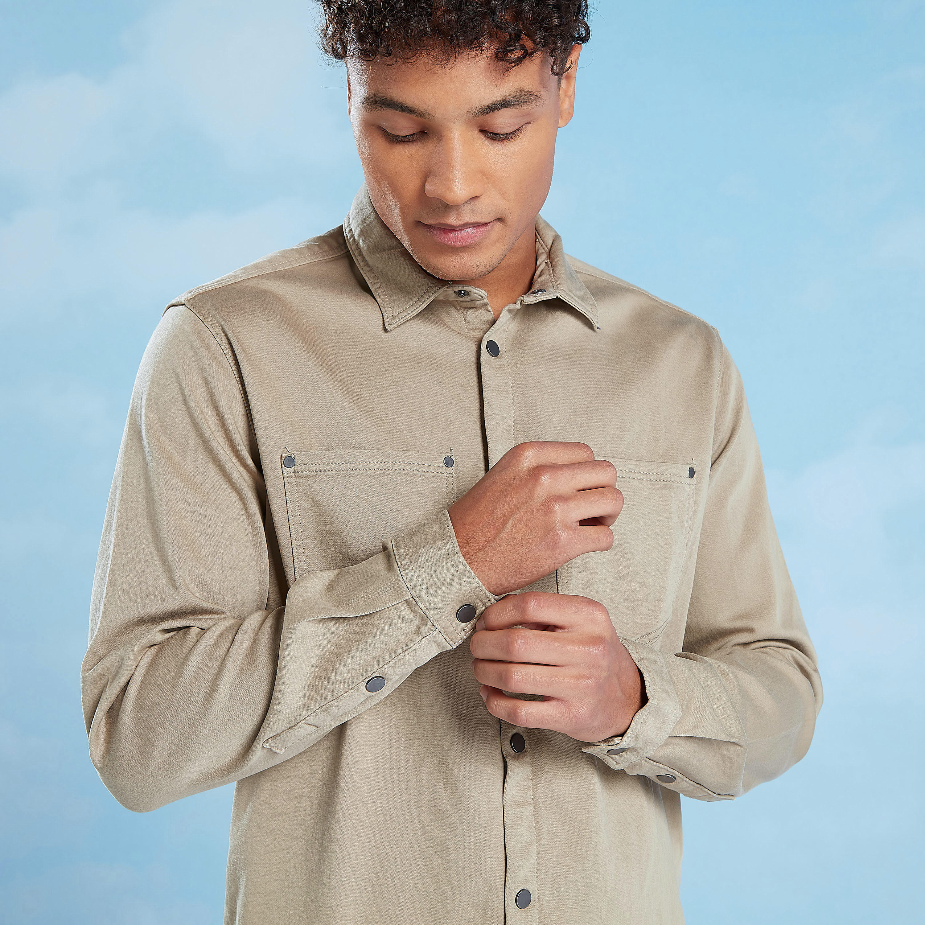 قميص سادة بقصّة سليم وأكمام طويلة وجيب على الصدر-men-clothing-shirts-image-1