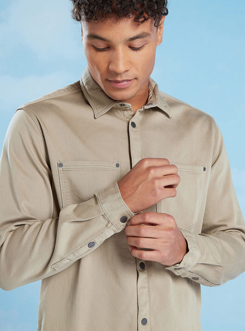 قميص سادة بقصّة سليم وأكمام طويلة وجيب على الصدر-men-clothing-shirts-image-4