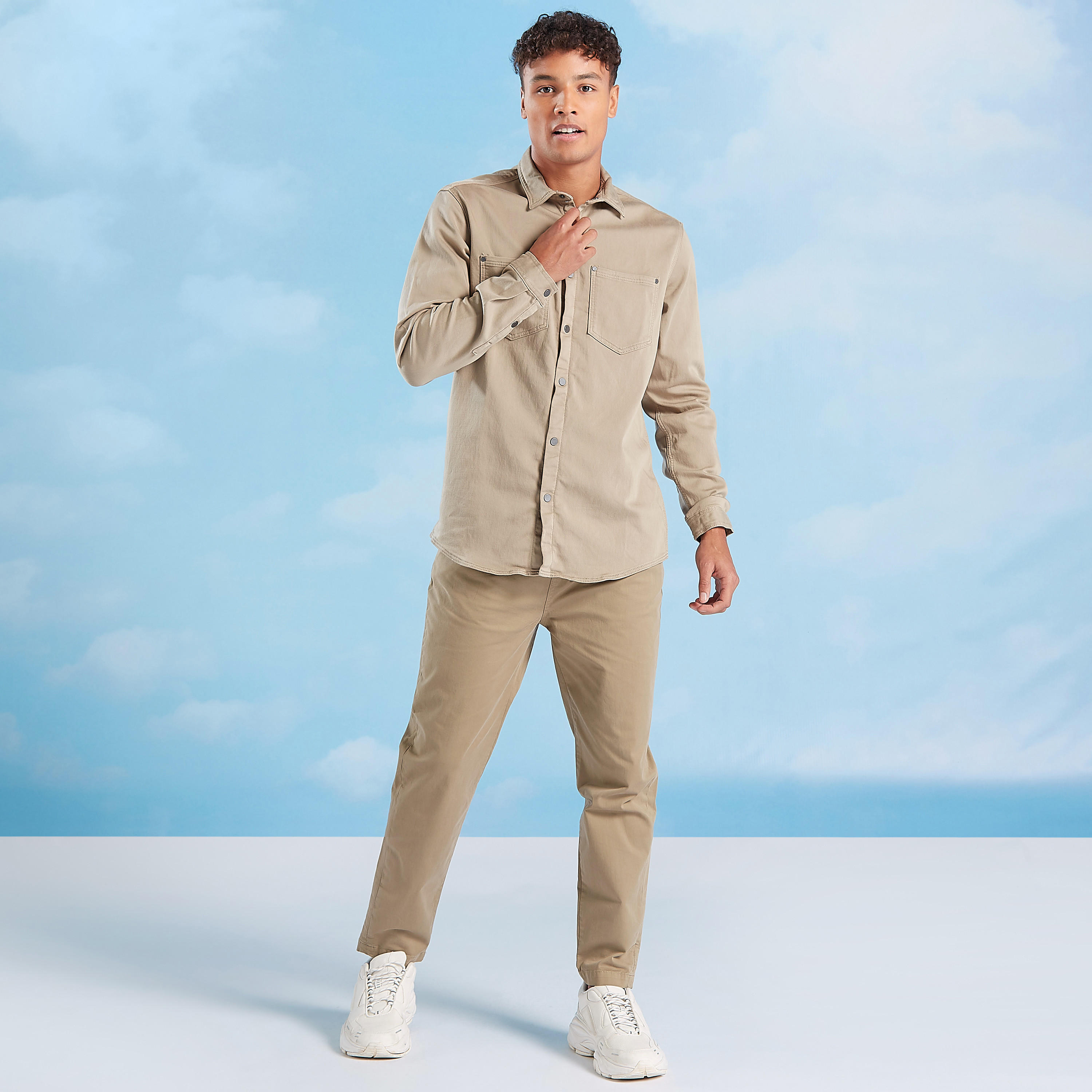 قميص سادة بقصّة سليم وأكمام طويلة وجيب على الصدر-men-clothing-shirts-image-2