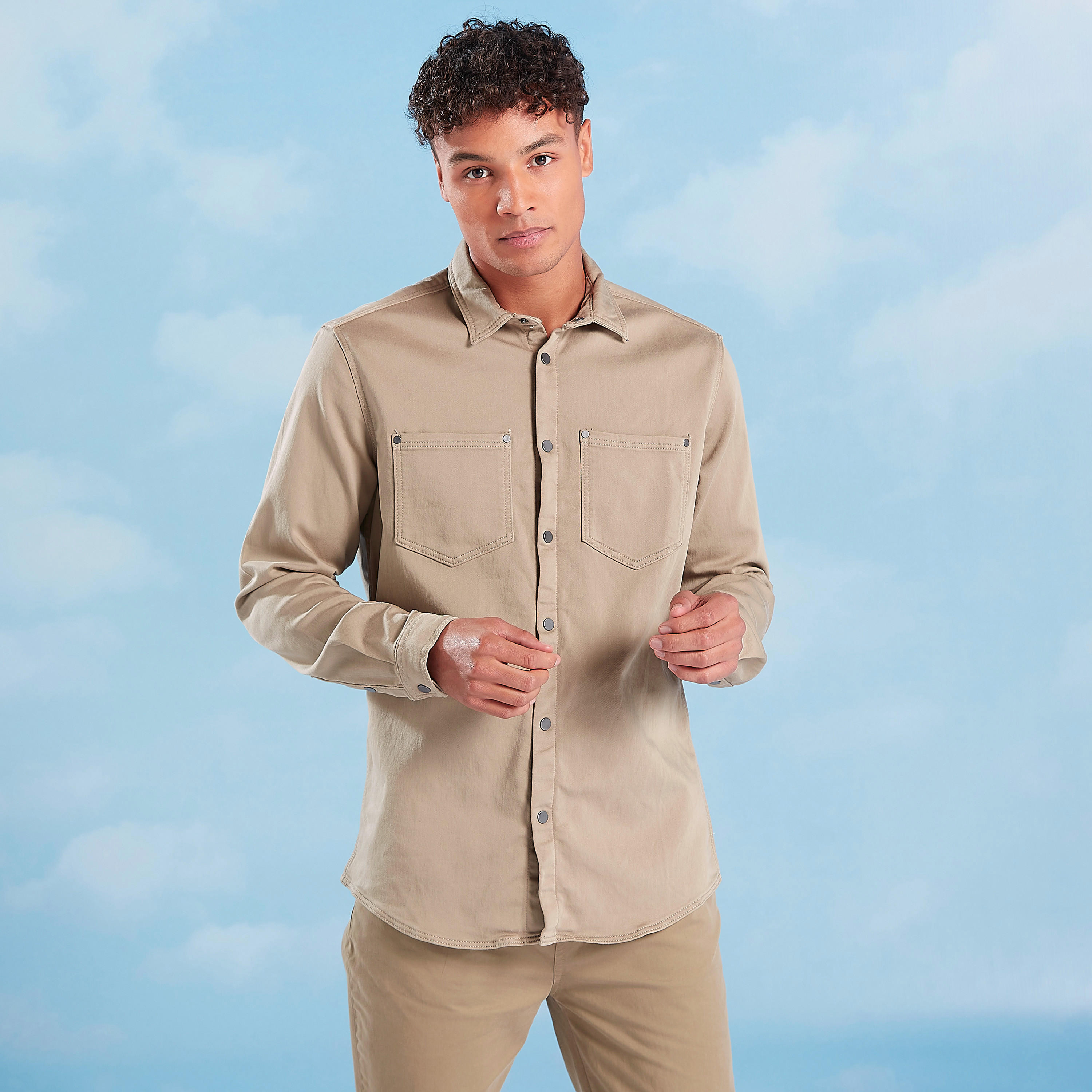 قميص سادة بقصّة سليم وأكمام طويلة وجيب على الصدر-men-clothing-shirts-image-3