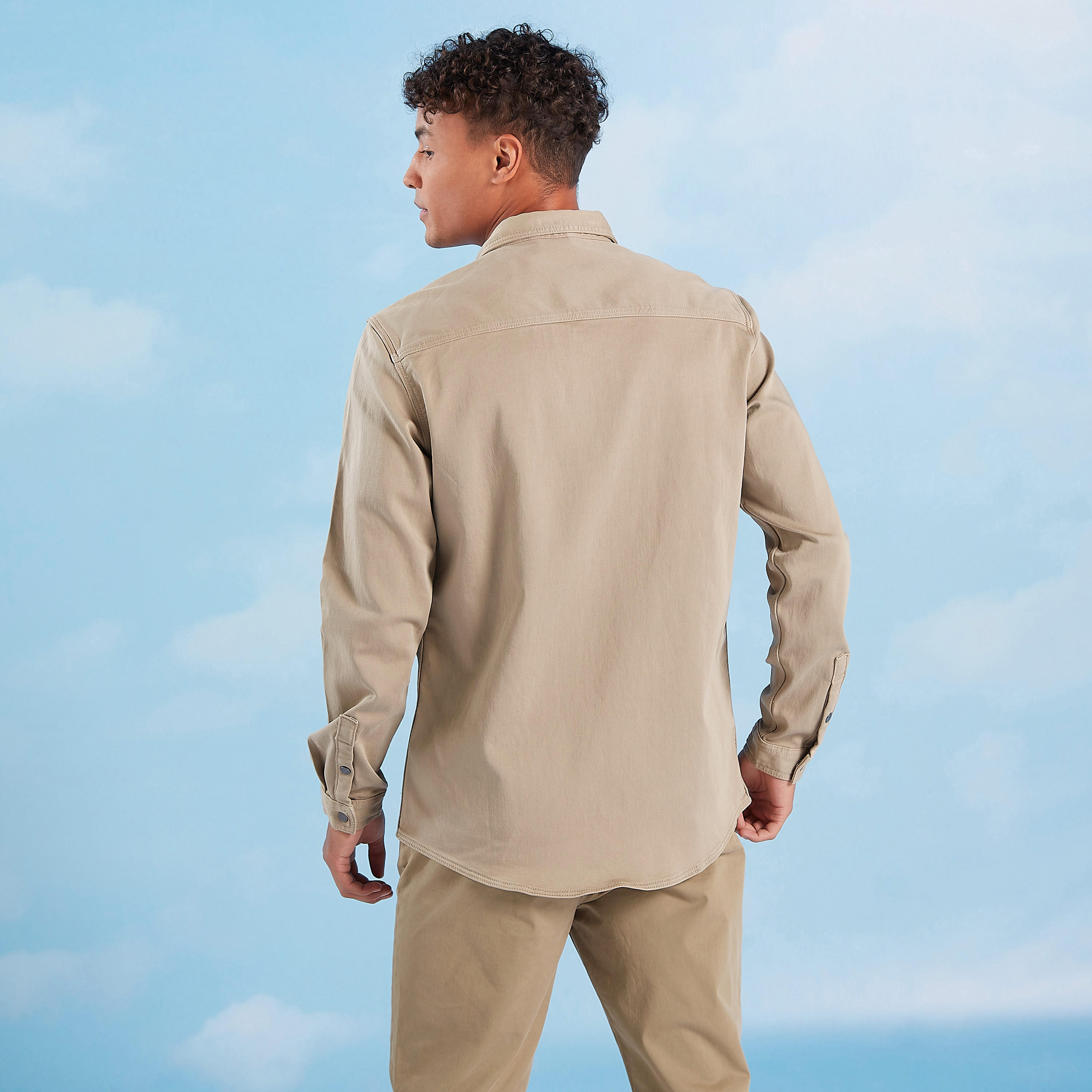 قميص سادة بقصّة سليم وأكمام طويلة وجيب على الصدر-men-clothing-shirts-image-1