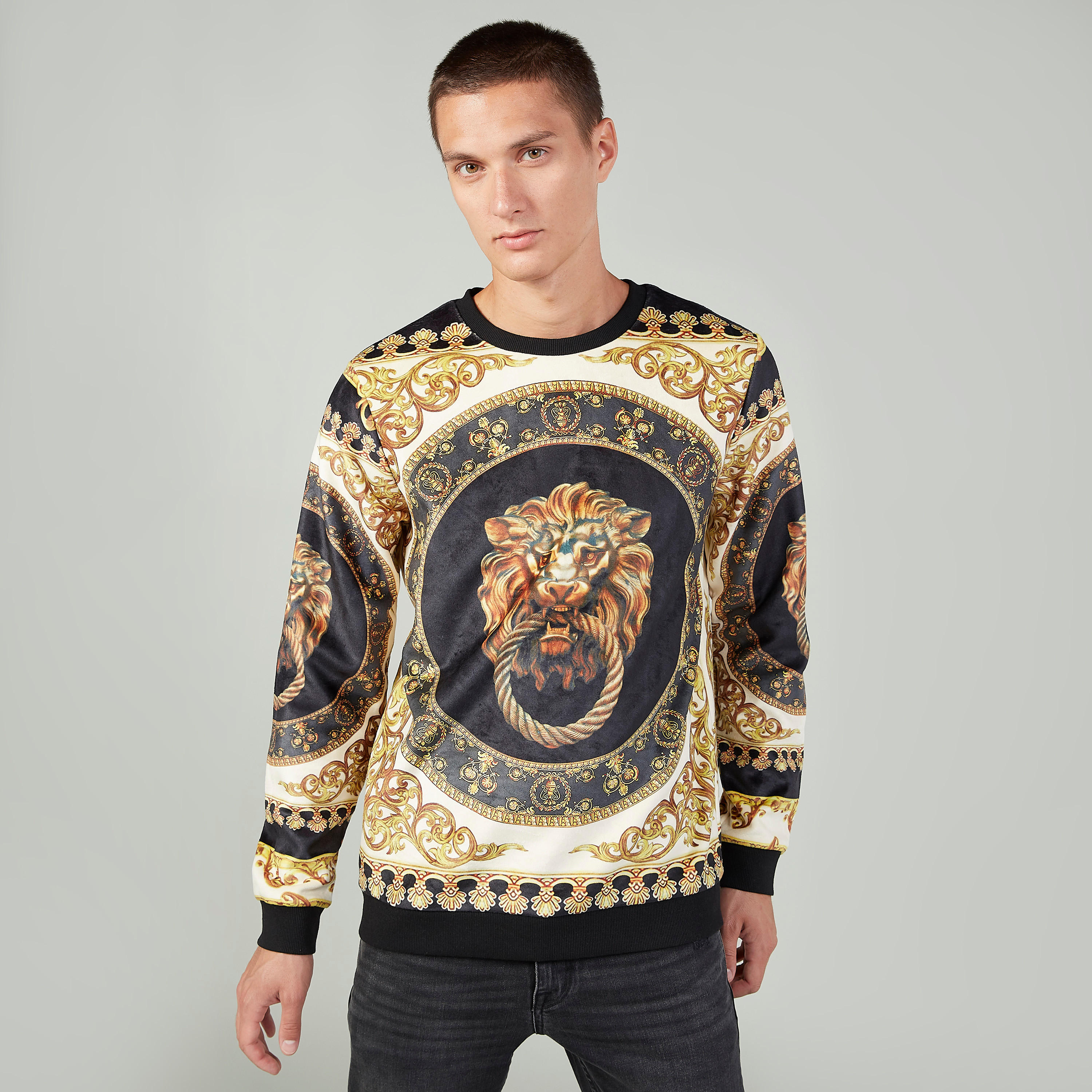 كنزة  بياقة مستديرة وأكمام طويلة وطبعات-men-winterwear-hoodiesandsweatshirts-image-1