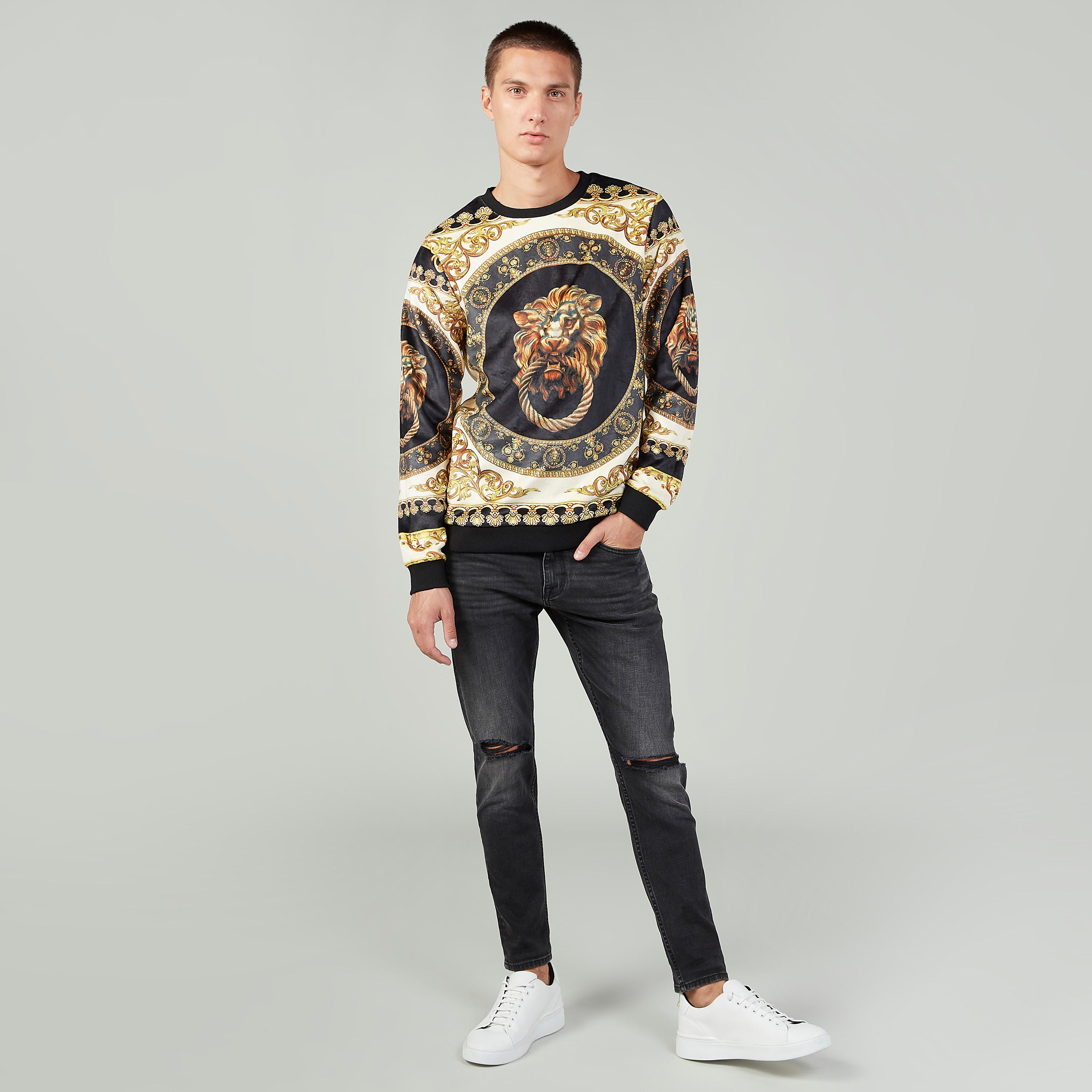 كنزة  بياقة مستديرة وأكمام طويلة وطبعات-men-winterwear-hoodiesandsweatshirts-image-2