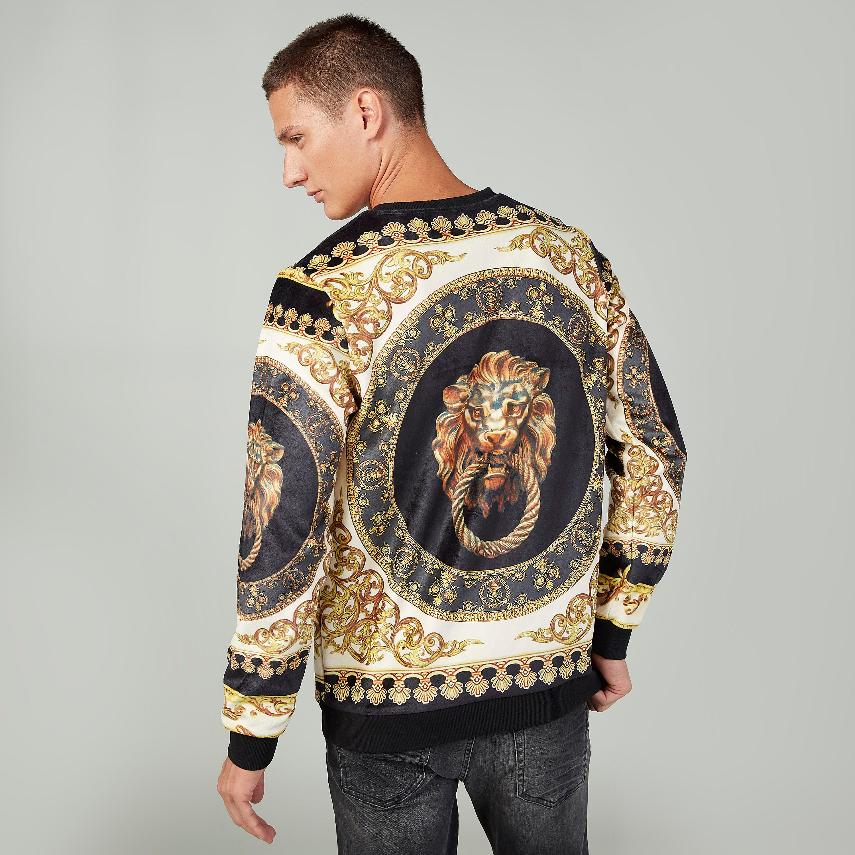 كنزة  بياقة مستديرة وأكمام طويلة وطبعات-men-winterwear-hoodiesandsweatshirts-image-4