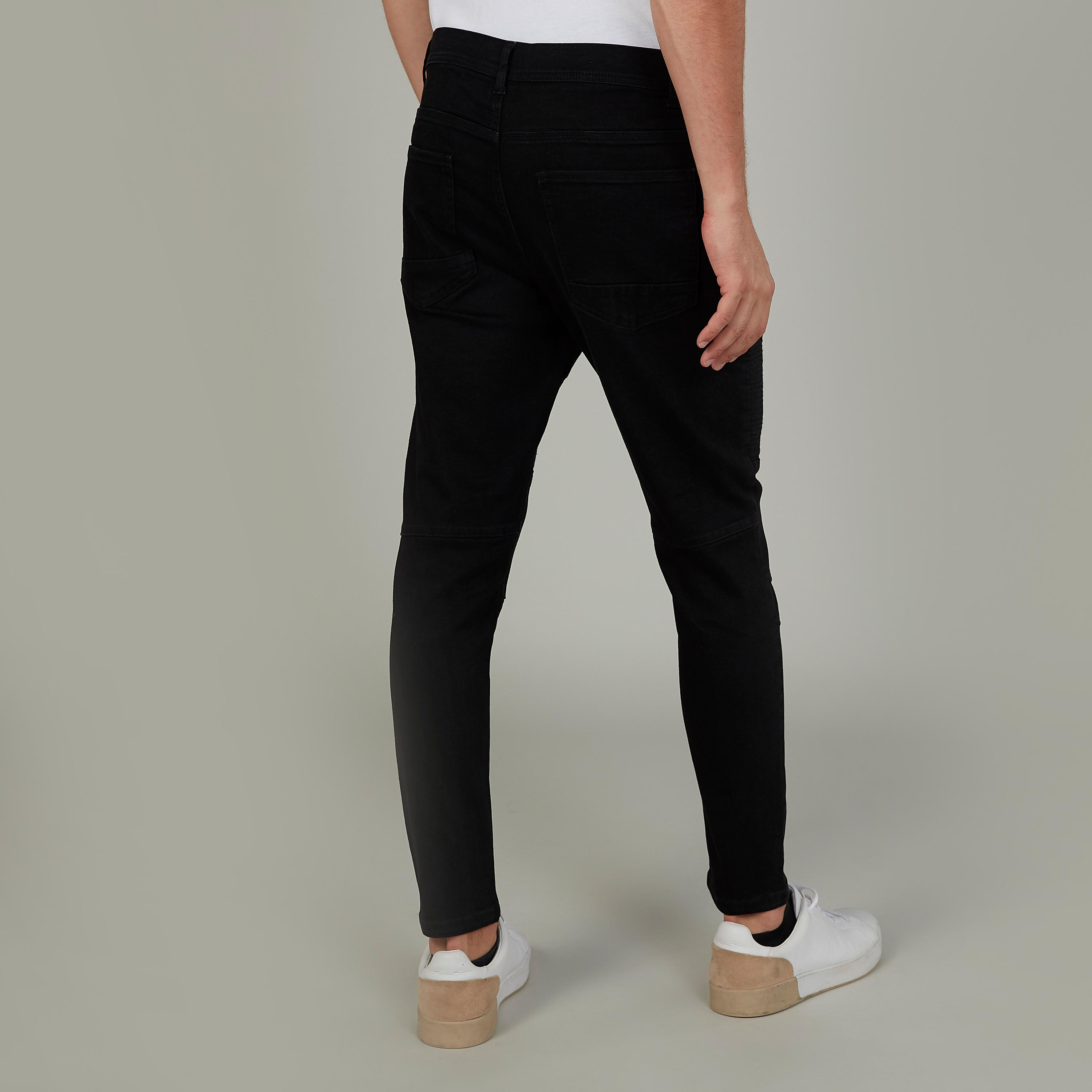 بنطلون جينز طويل بقصّة سكيني وخصر متوسط الارتفاع وجيوب-men-clothing-bottoms-jeans-image-8