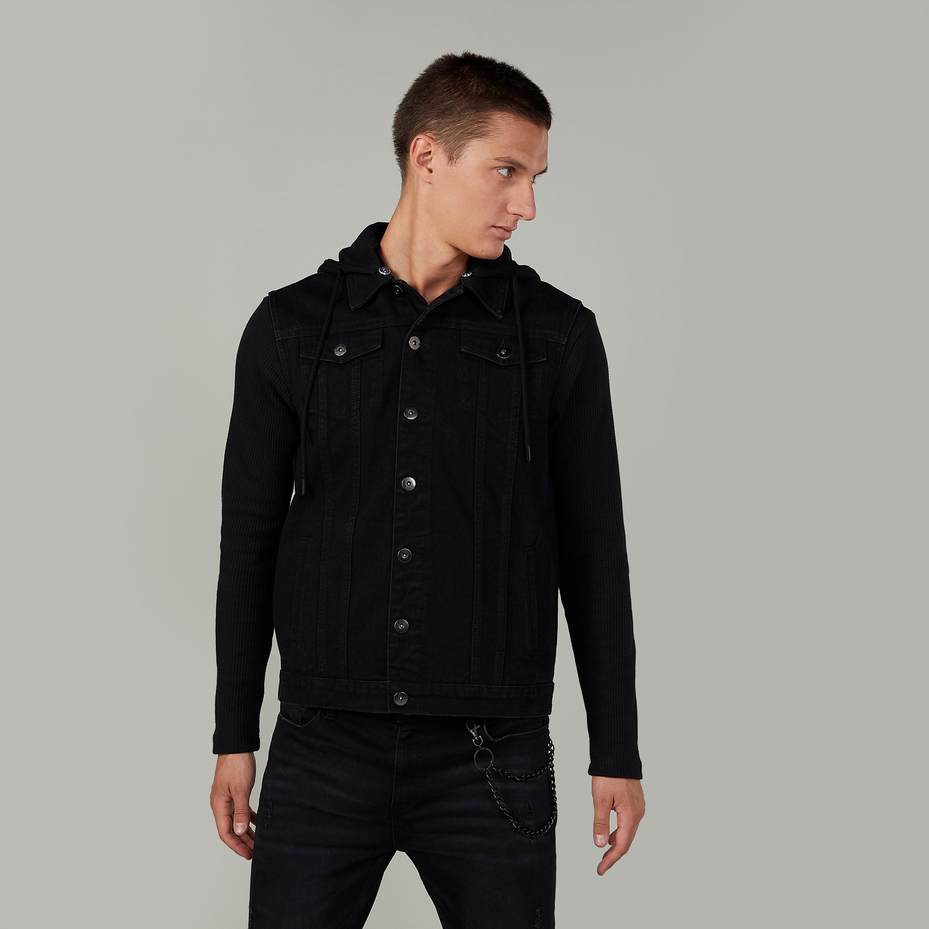 جاكيت دينم سليم دون أكمام مع قبعة وجيوب بطيّة وطبعات-men-clothing-jacketsandblazers-jackets-image-1