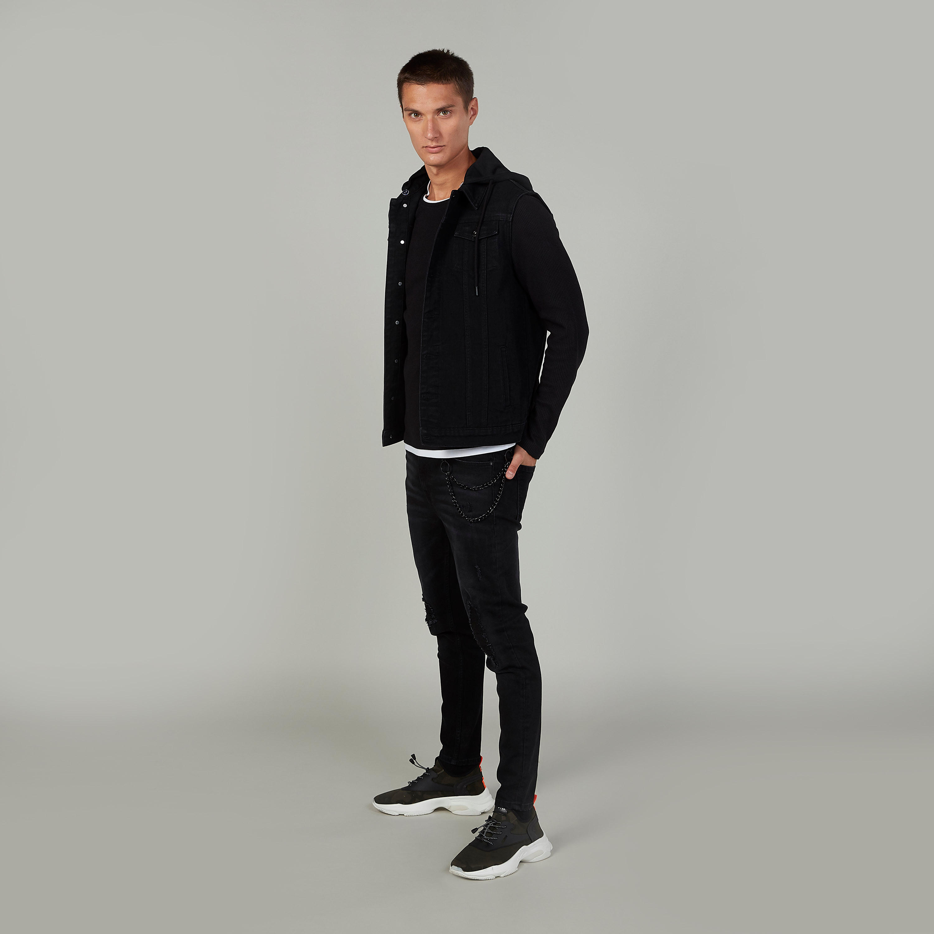 جاكيت دينم سليم دون أكمام مع قبعة وجيوب بطيّة وطبعات-men-clothing-jacketsandblazers-jackets-image-2