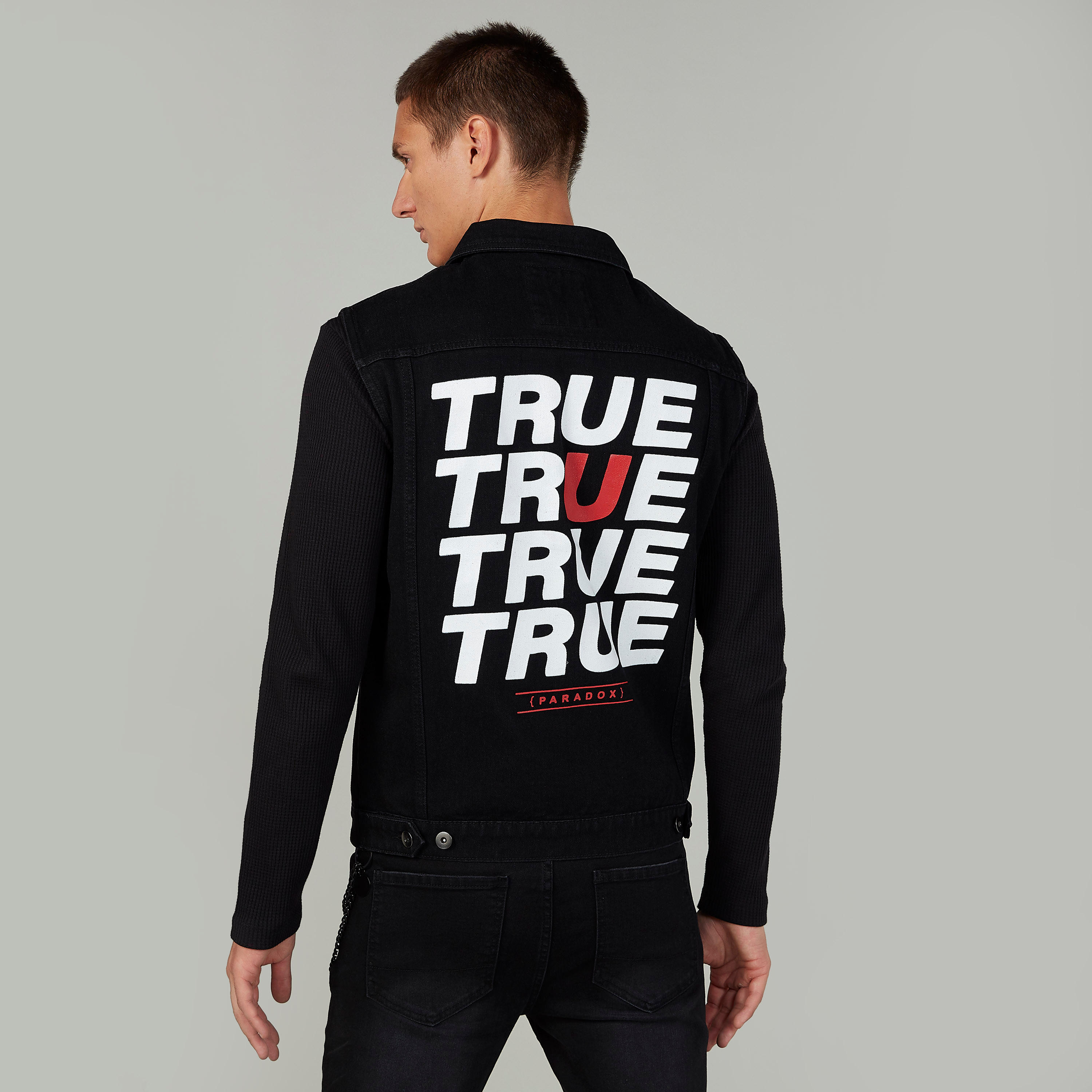 جاكيت دينم سليم دون أكمام مع قبعة وجيوب بطيّة وطبعات-men-clothing-jacketsandblazers-jackets-image-4