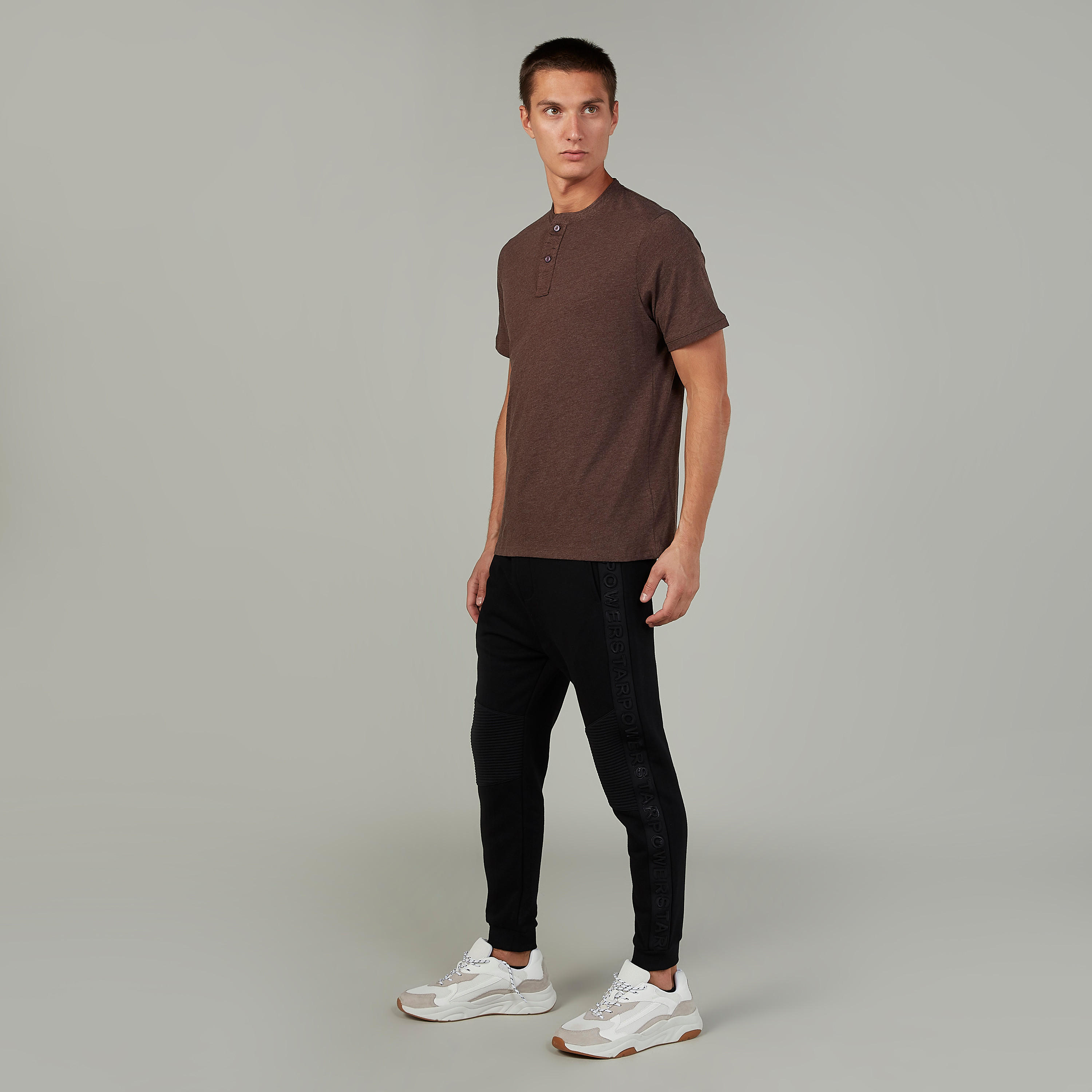 بنطلون رياضي طويل بخصر مطّاطي وطبعات-men-clothing-bottoms-joggers-image-2