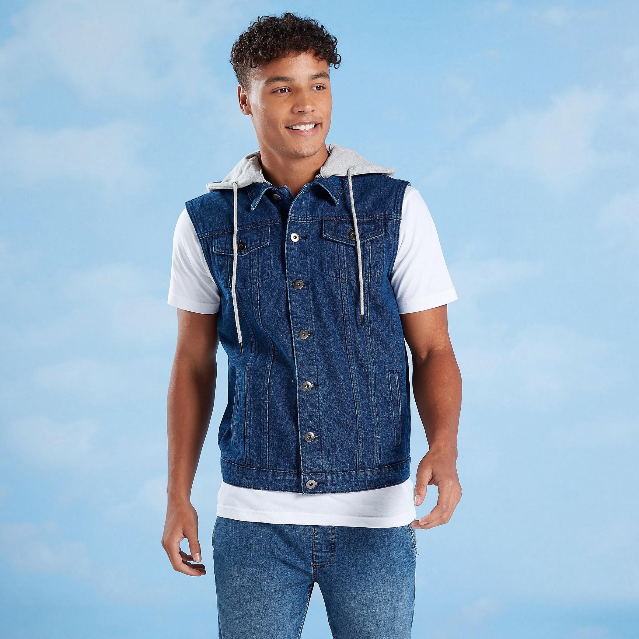 جاكيت دينم سليم دون أكمام مع قبعة وجيوب بطيّة وطبعات-men-clothing-jacketsandblazers-jackets-image-1