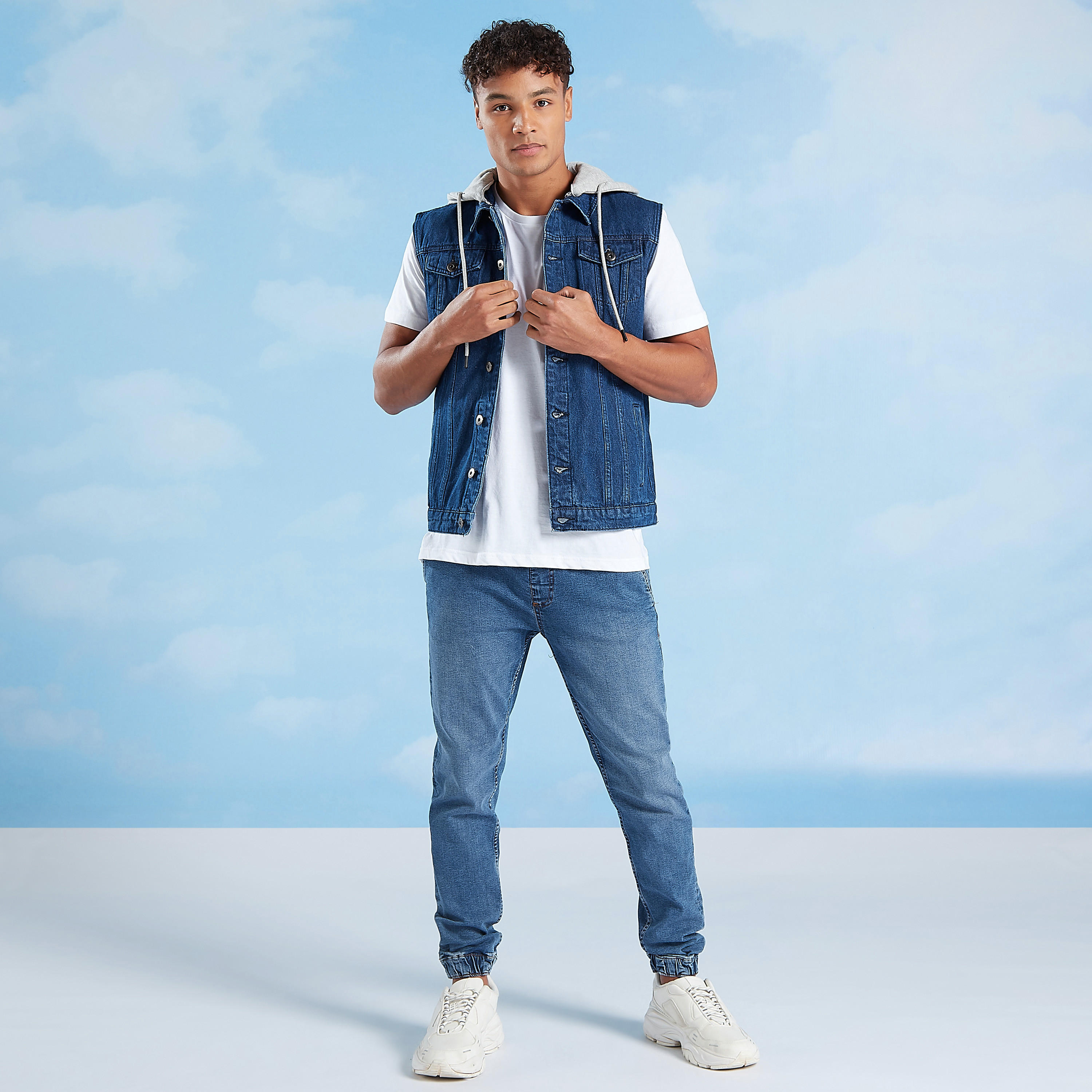 جاكيت دينم سليم دون أكمام مع قبعة وجيوب بطيّة وطبعات-men-clothing-jacketsandblazers-jackets-image-2
