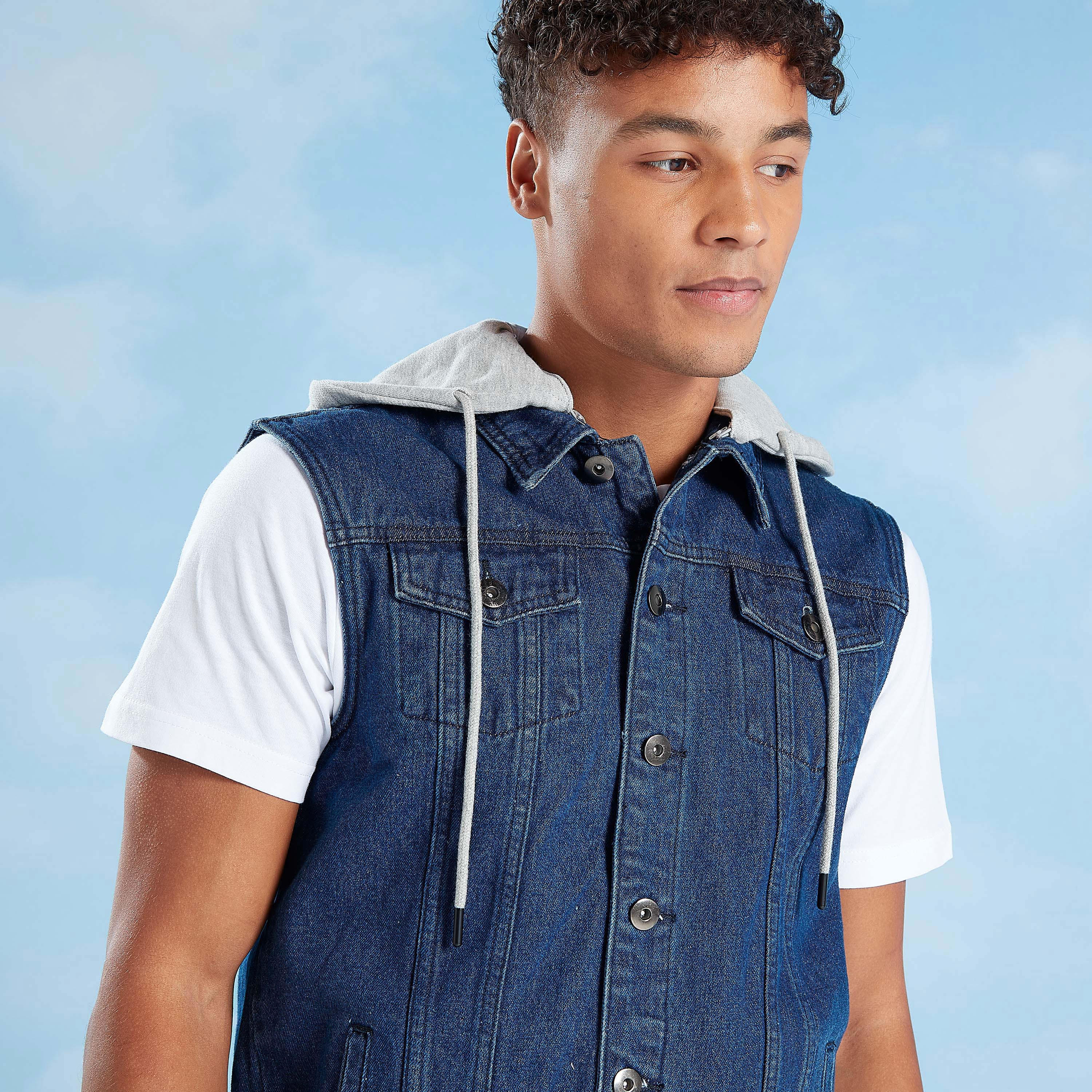 جاكيت دينم سليم دون أكمام مع قبعة وجيوب بطيّة وطبعات-men-clothing-jacketsandblazers-jackets-image-3