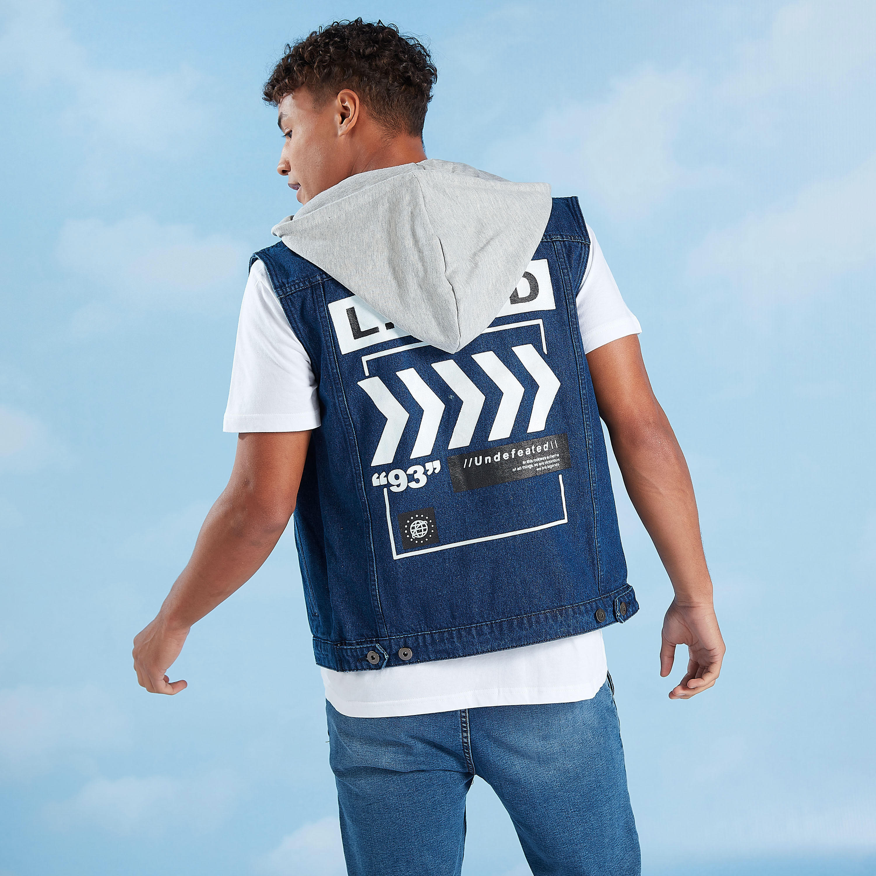جاكيت دينم سليم دون أكمام مع قبعة وجيوب بطيّة وطبعات-men-clothing-jacketsandblazers-jackets-image-4