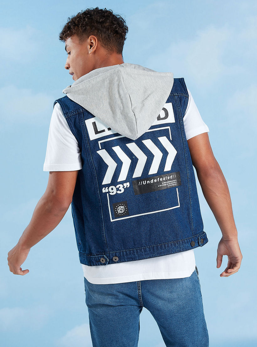 جاكيت دينم سليم دون أكمام مع قبعة وجيوب بطيّة وطبعات-men-clothing-jacketsandblazers-jackets-image-4