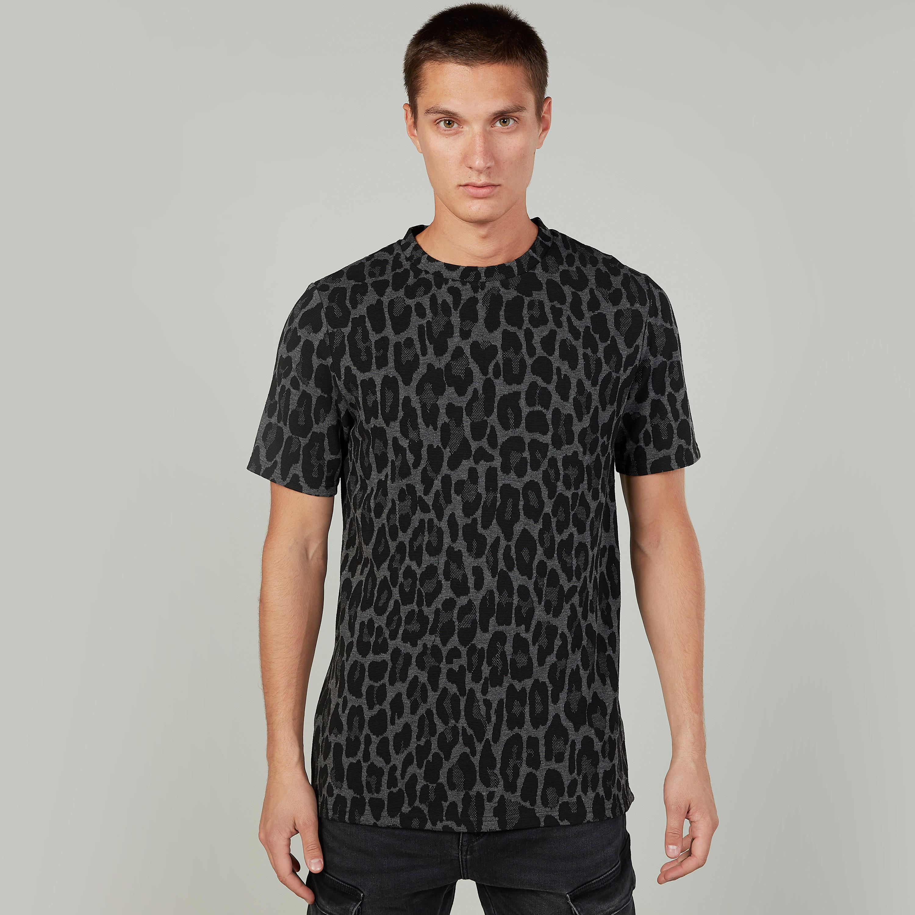 تيشيرت سليم بياقة ضيّقة وأكمام قصيرة وطبعات حيوانات-men-clothing-tshirtsandpolos-tshirts-image-1