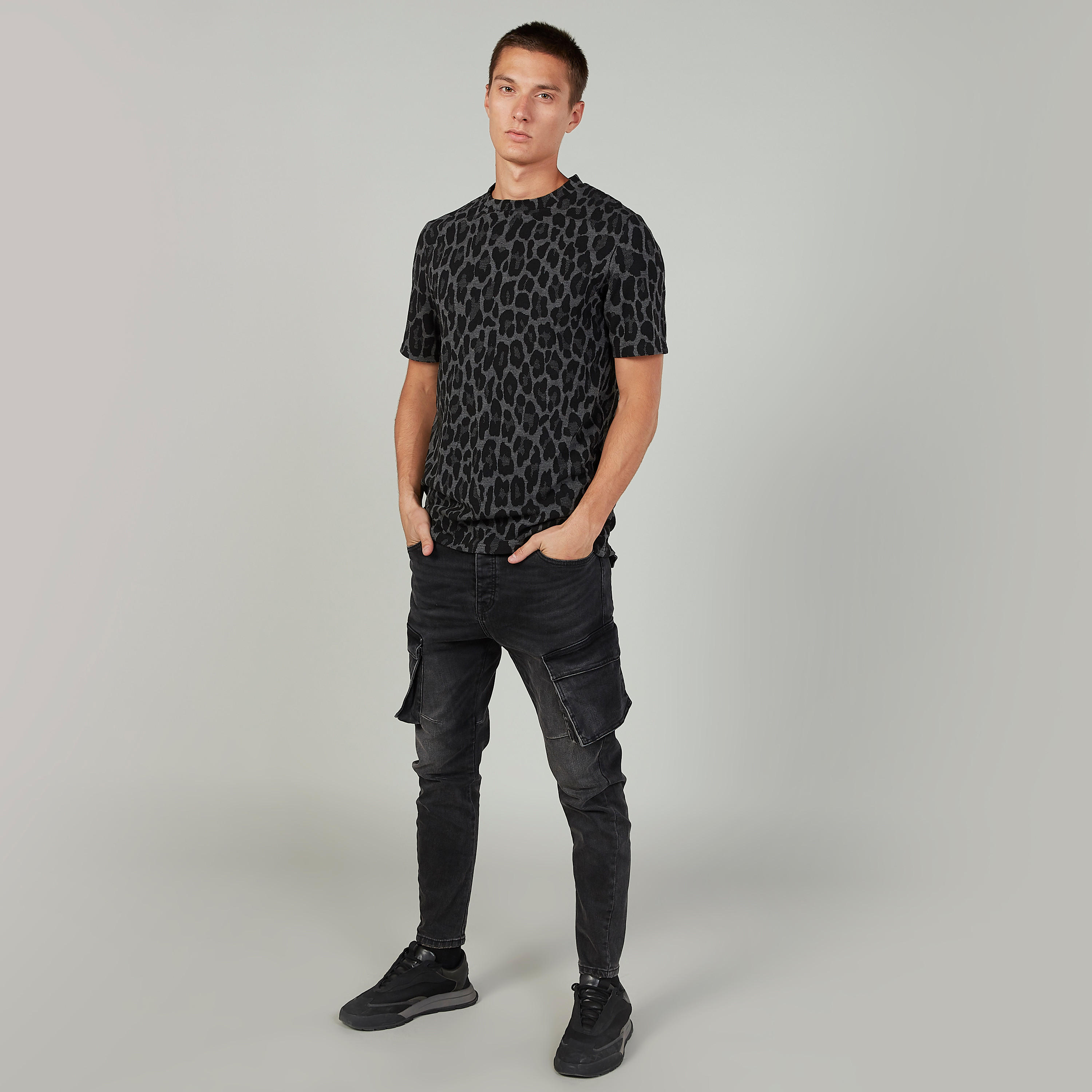 تيشيرت سليم بياقة ضيّقة وأكمام قصيرة وطبعات حيوانات-men-clothing-tshirtsandpolos-tshirts-image-2