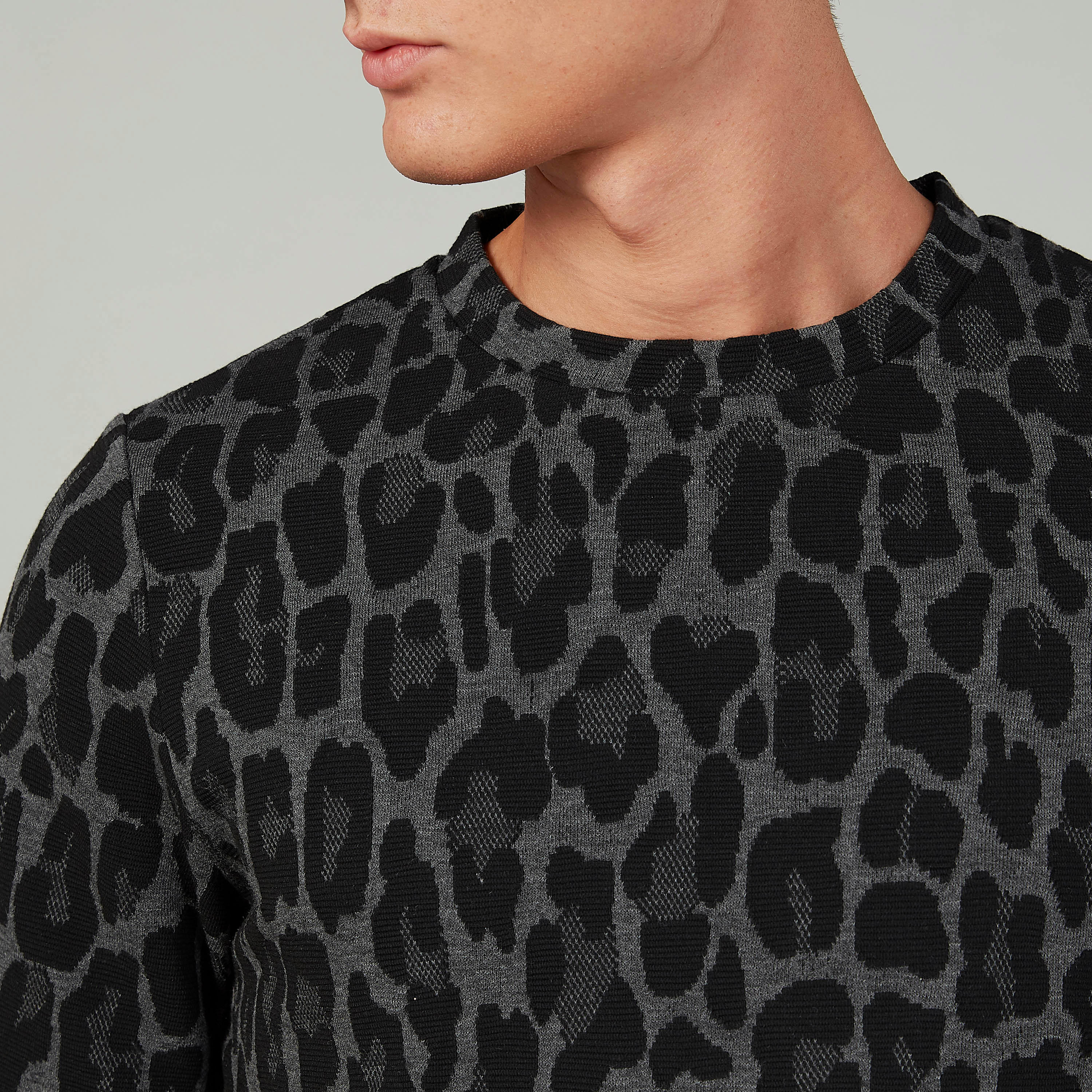 تيشيرت سليم بياقة ضيّقة وأكمام قصيرة وطبعات حيوانات-men-clothing-tshirtsandpolos-tshirts-image-3