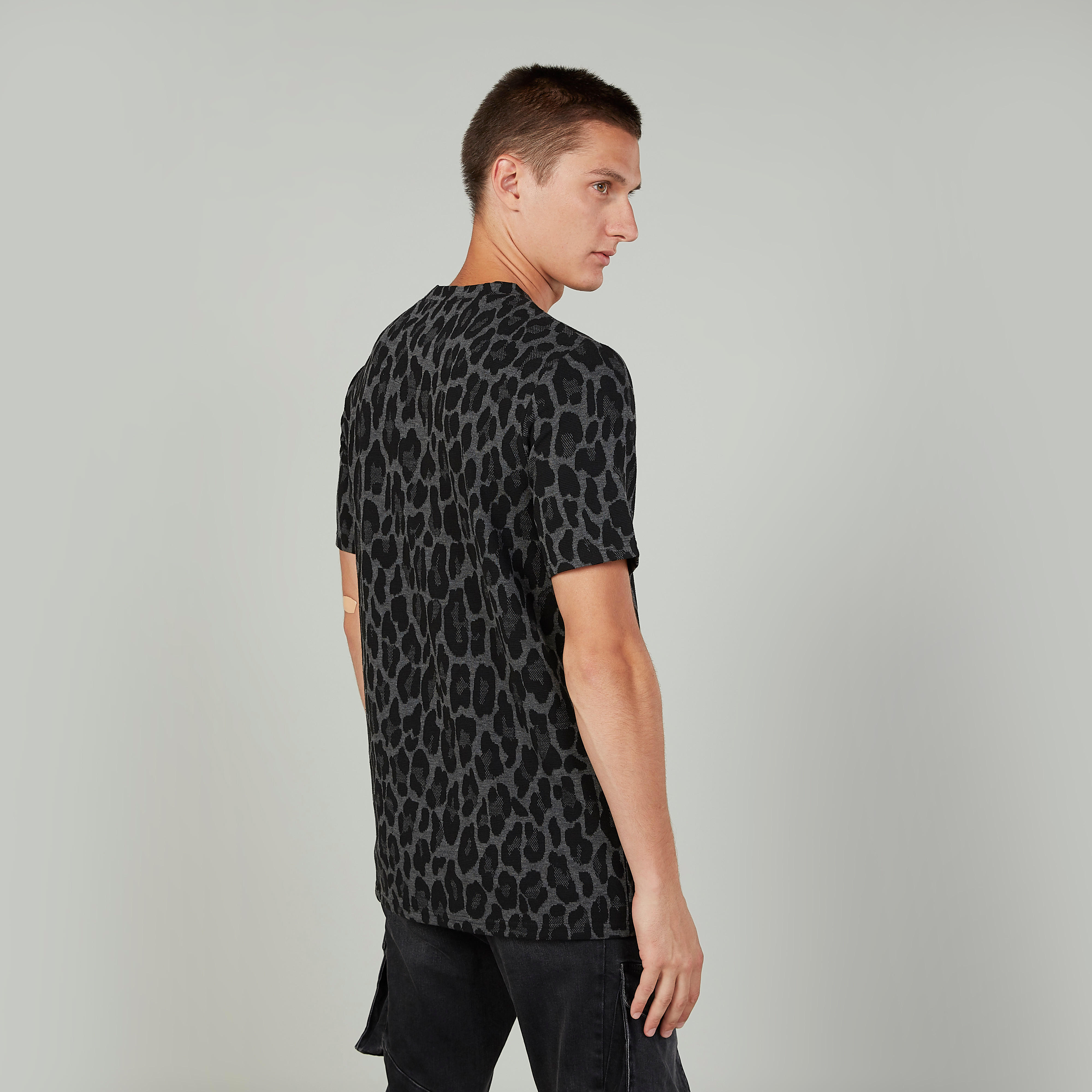 تيشيرت سليم بياقة ضيّقة وأكمام قصيرة وطبعات حيوانات-men-clothing-tshirtsandpolos-tshirts-image-4