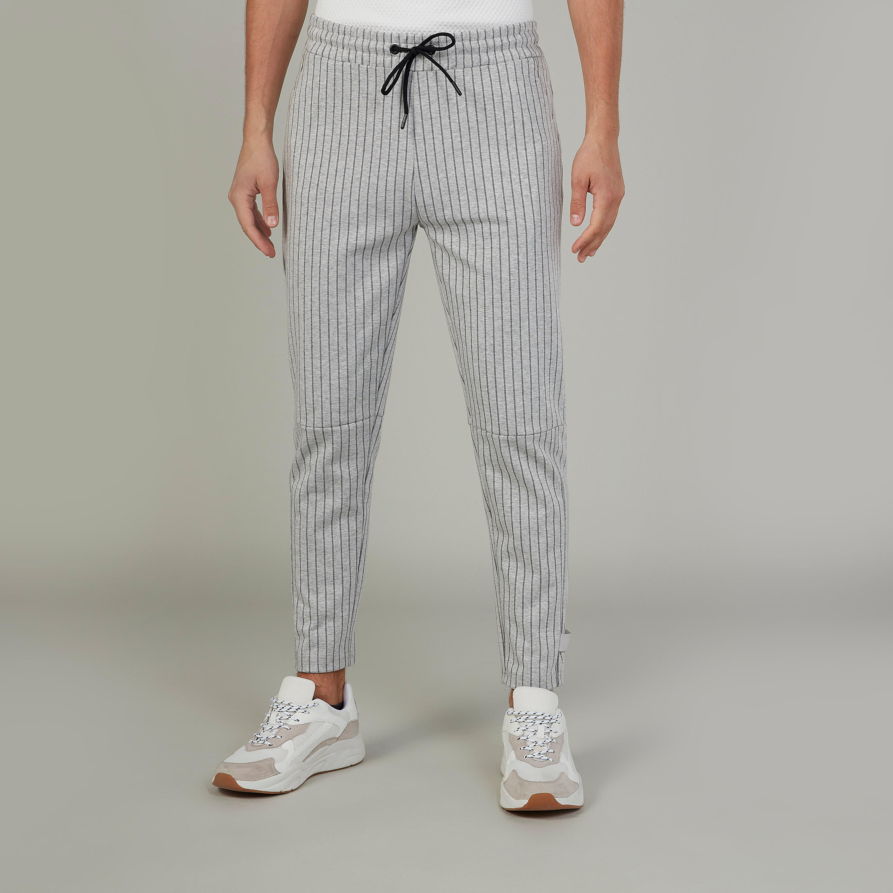 بنطلون قصير مقلّم بجيوب ورباط-men-clothing-bottoms-trousersandchinos-trousers-image-1