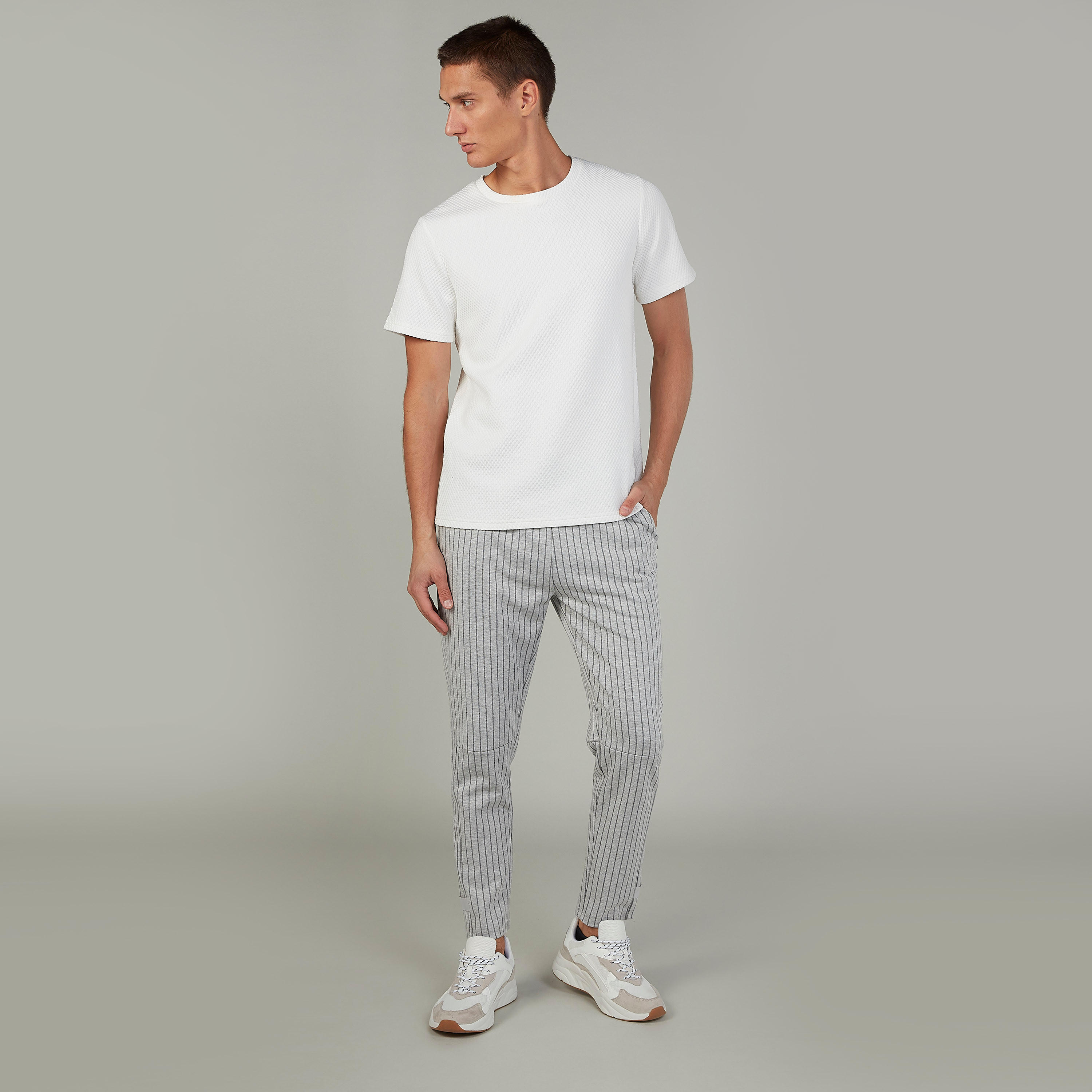 بنطلون قصير مقلّم بجيوب ورباط-men-clothing-bottoms-trousersandchinos-trousers-image-2