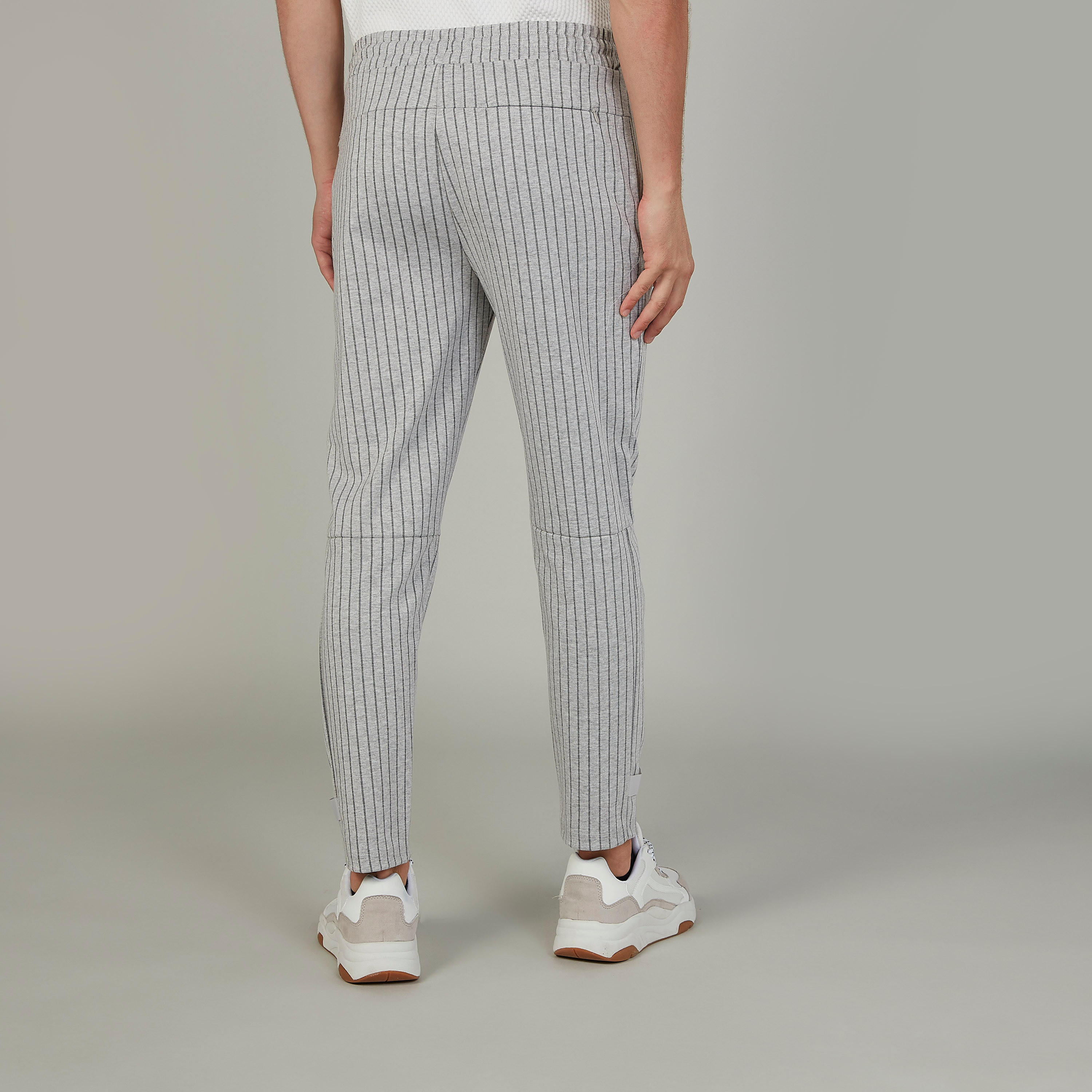 بنطلون قصير مقلّم بجيوب ورباط-men-clothing-bottoms-trousersandchinos-trousers-image-4