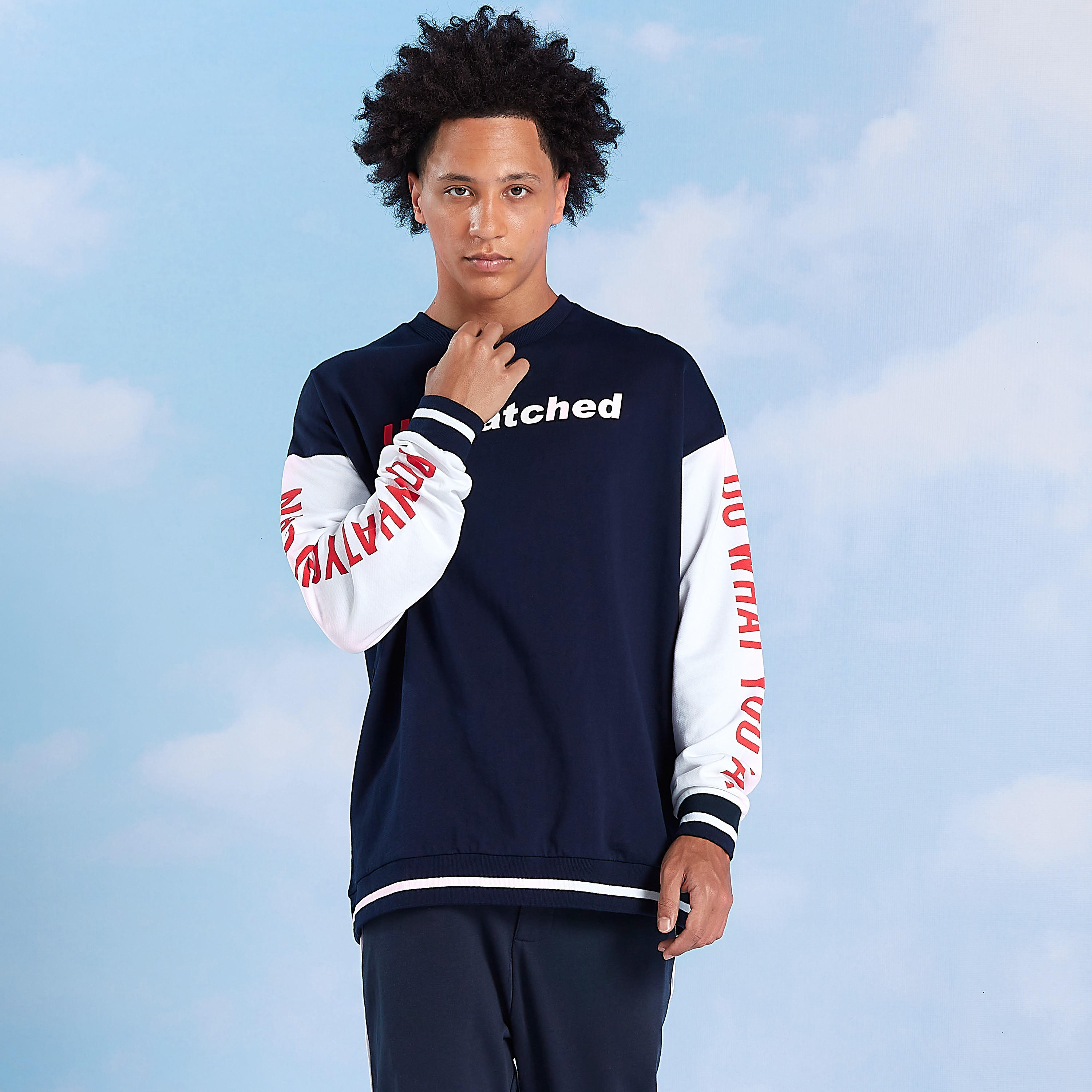 سويت شيرت بأكمام طويلة وياقة ضيقة بطبعات-men-winterwear-hoodiesandsweatshirts-image-1