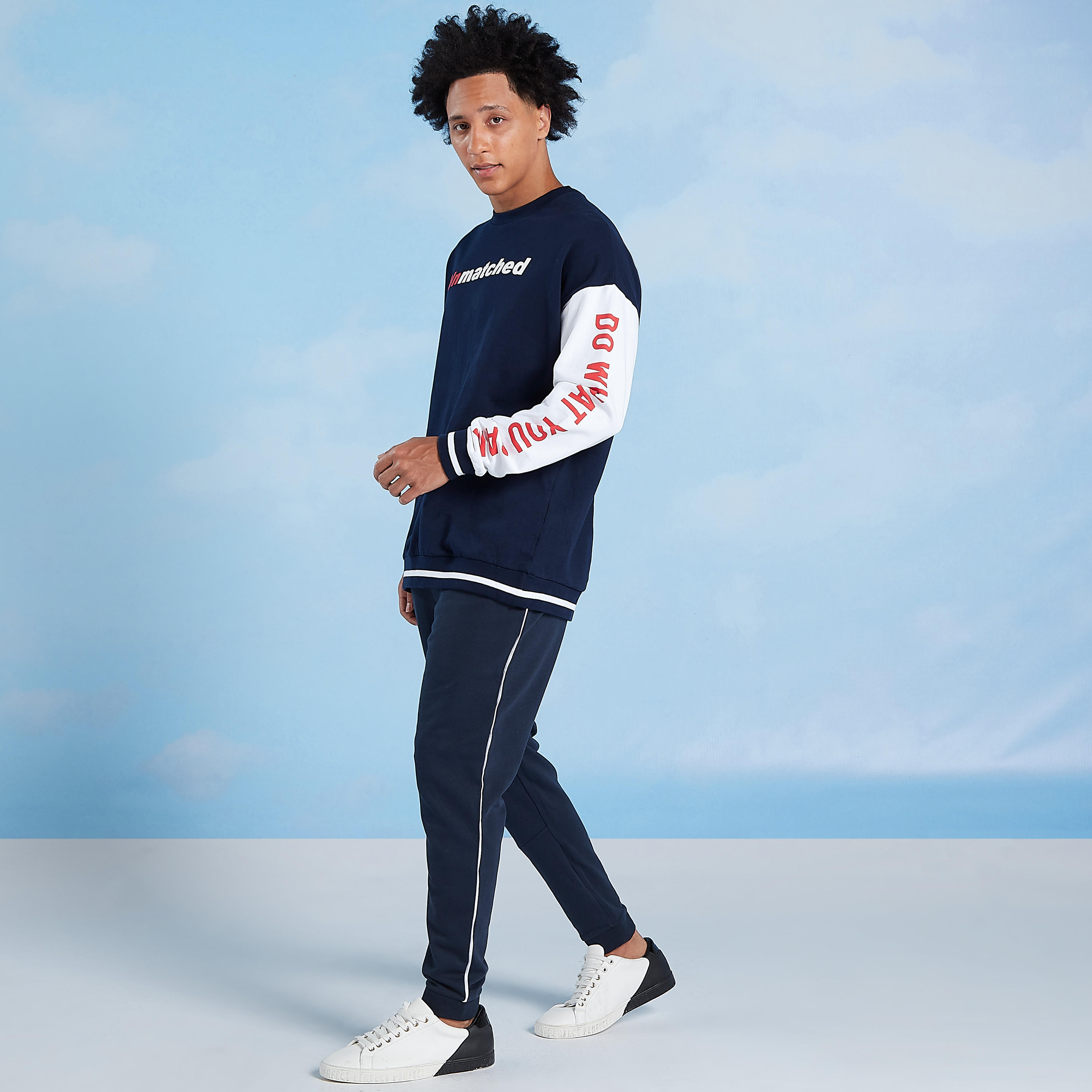سويت شيرت بأكمام طويلة وياقة ضيقة بطبعات-men-winterwear-hoodiesandsweatshirts-image-2
