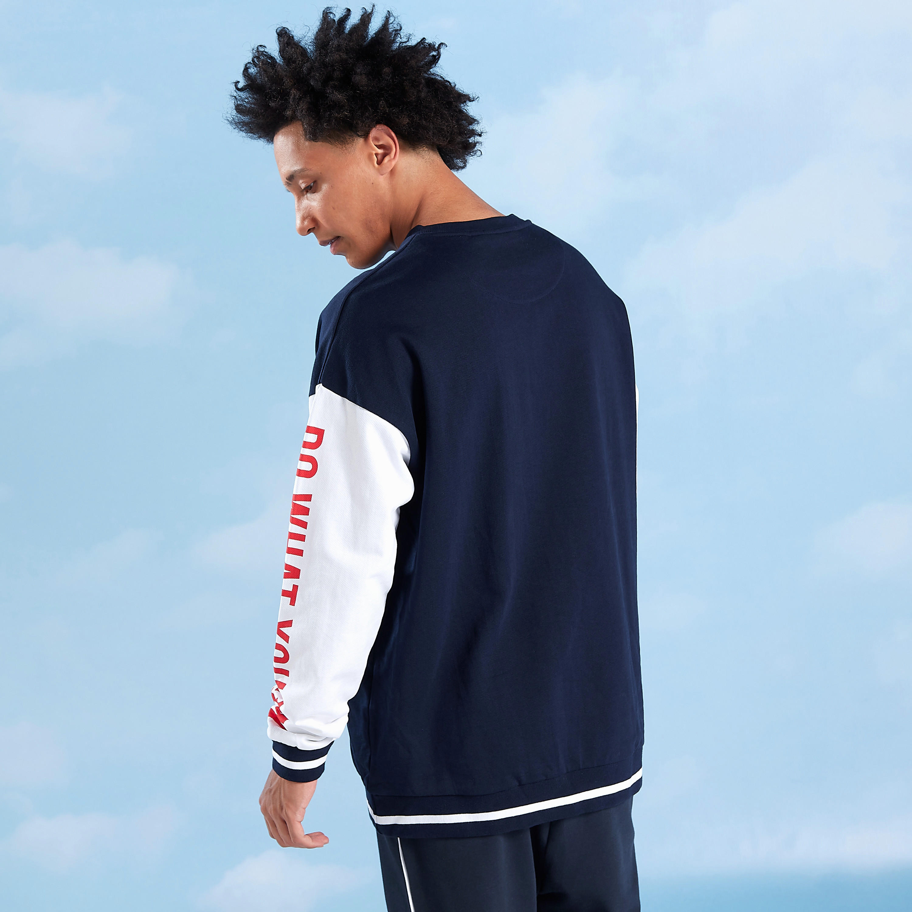 سويت شيرت بأكمام طويلة وياقة ضيقة بطبعات-men-winterwear-hoodiesandsweatshirts-image-4