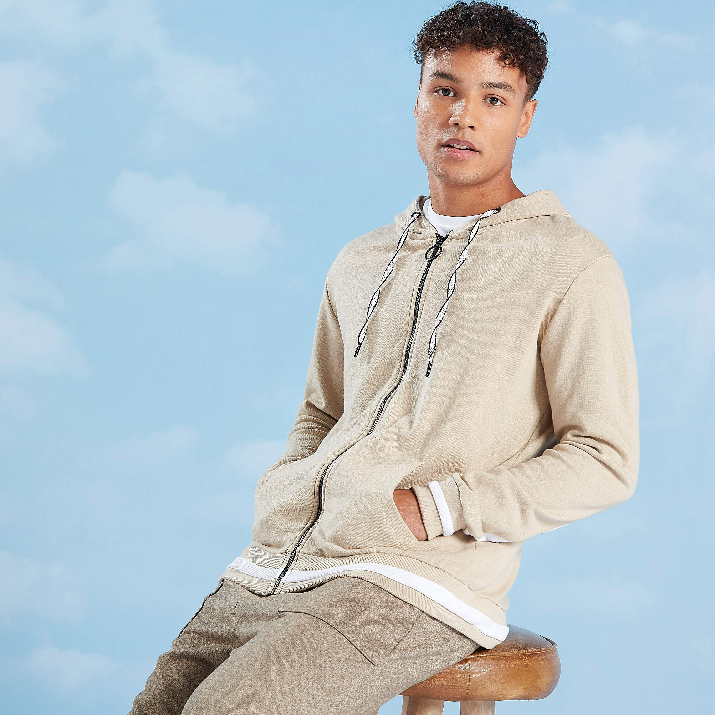 جاكيت سليم بقبّعة وأكمام طويلة وطبعات-men-winterwear-hoodiesandsweatshirts-image-1