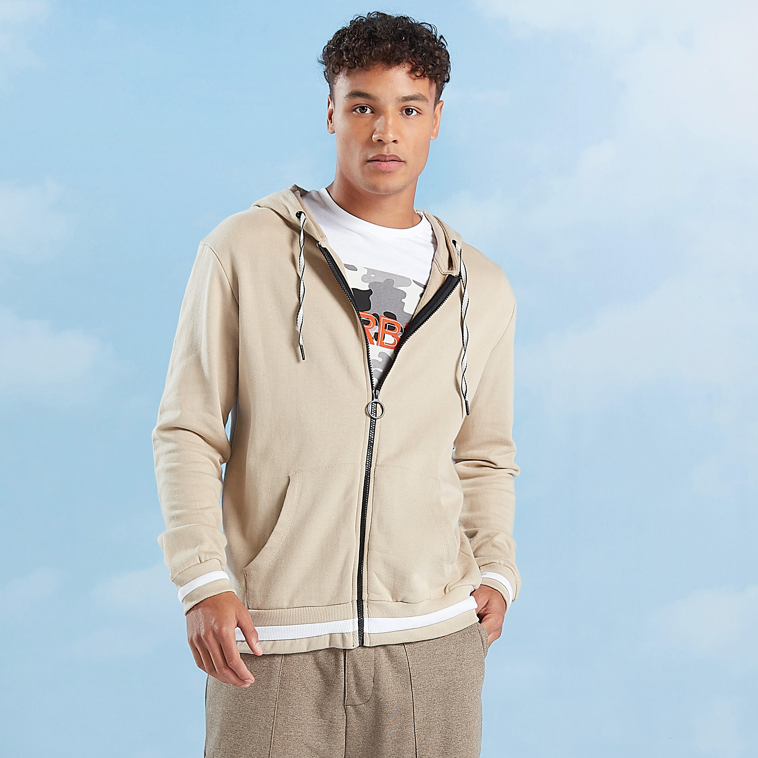 جاكيت سليم بقبّعة وأكمام طويلة وطبعات-men-winterwear-hoodiesandsweatshirts-image-2