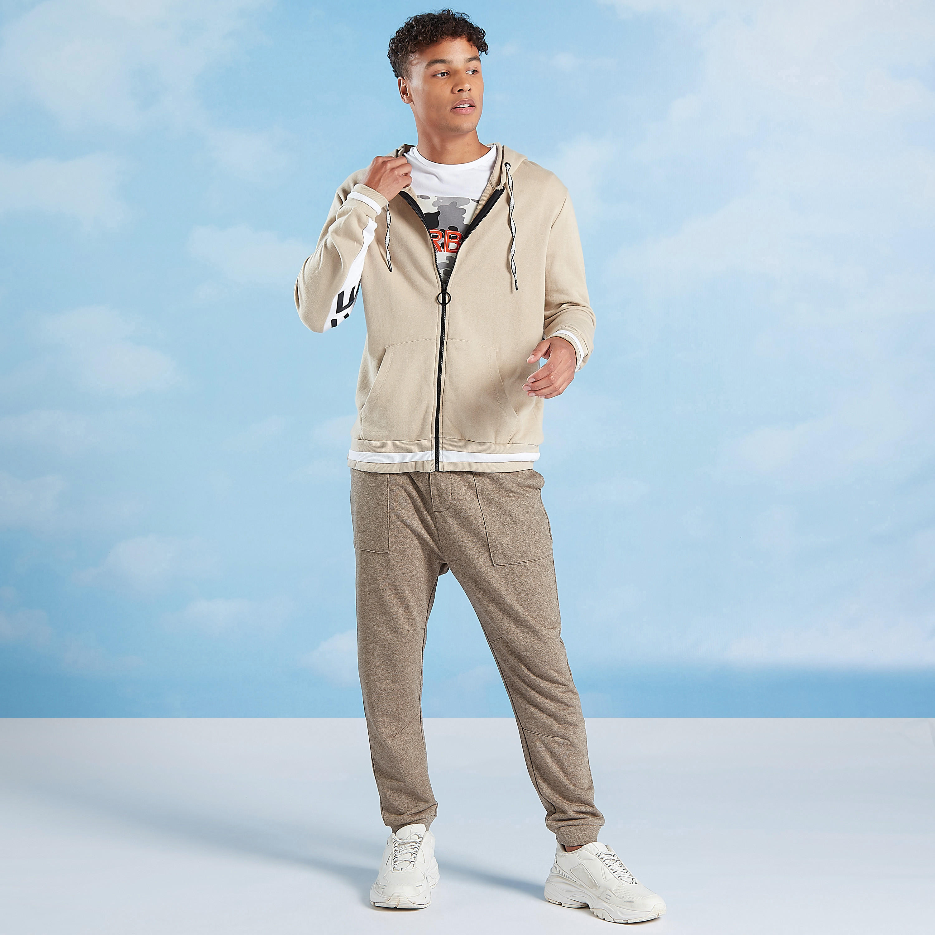جاكيت سليم بقبّعة وأكمام طويلة وطبعات-men-winterwear-hoodiesandsweatshirts-image-3