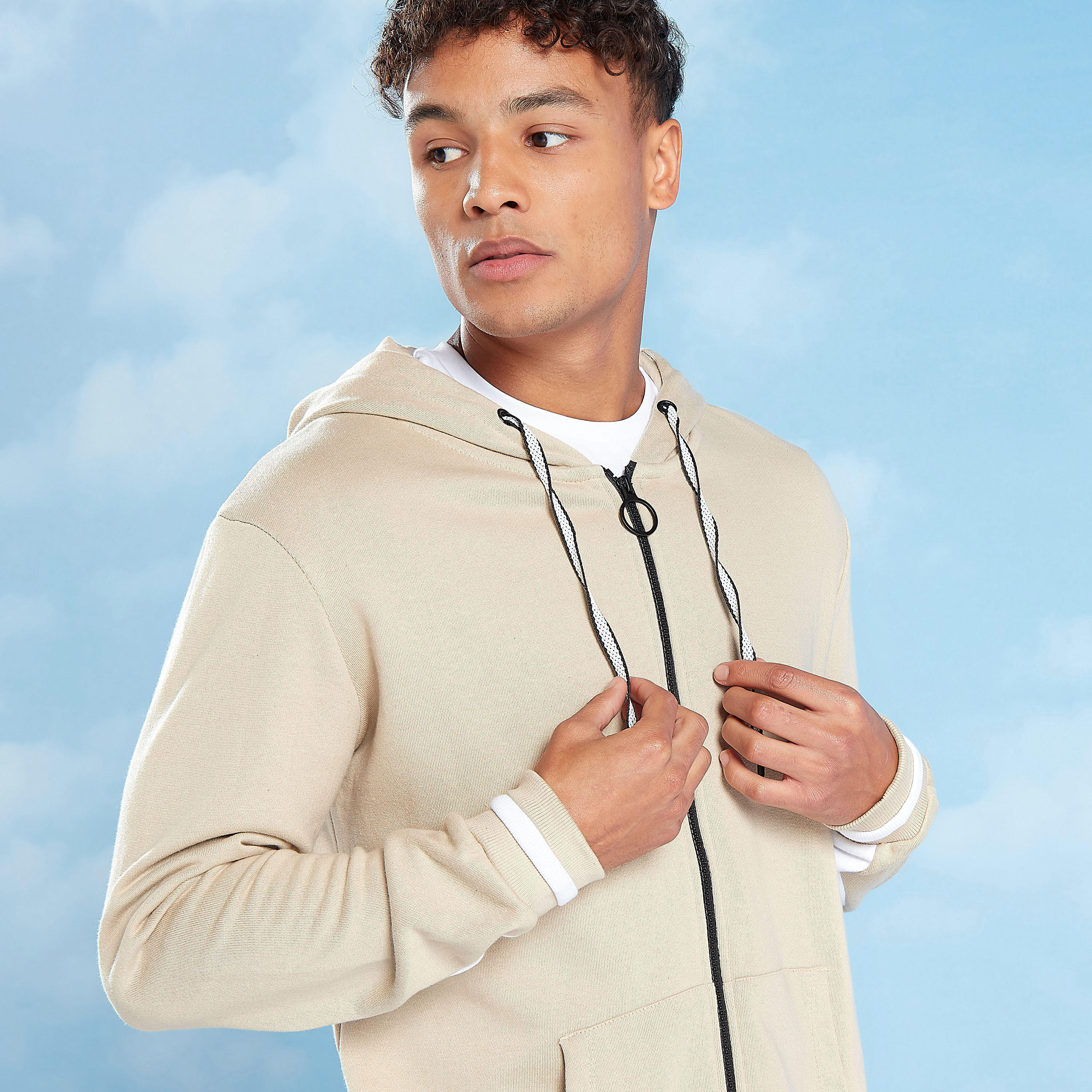 جاكيت سليم بقبّعة وأكمام طويلة وطبعات-men-winterwear-hoodiesandsweatshirts-image-4