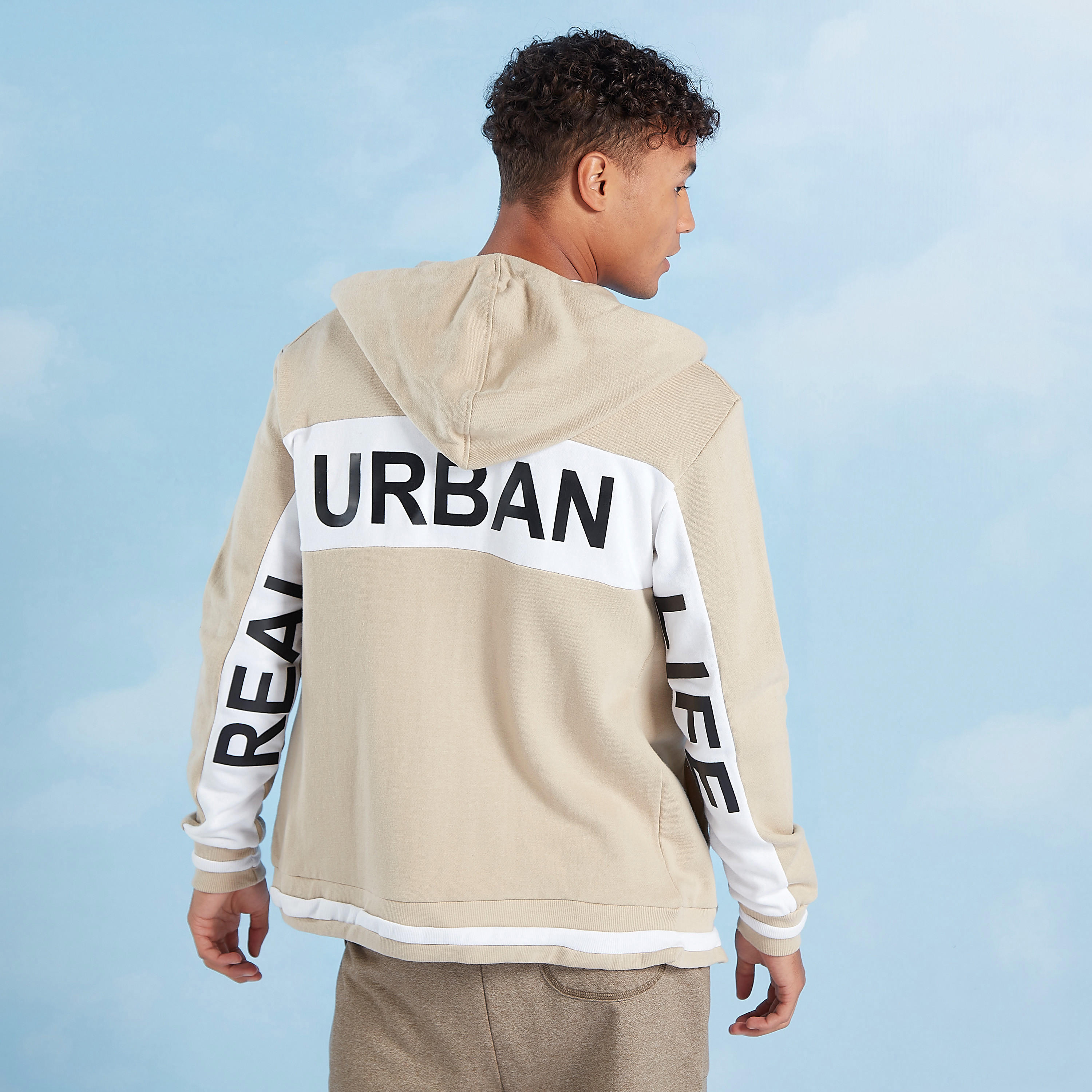 جاكيت سليم بقبّعة وأكمام طويلة وطبعات-men-winterwear-hoodiesandsweatshirts-image-5