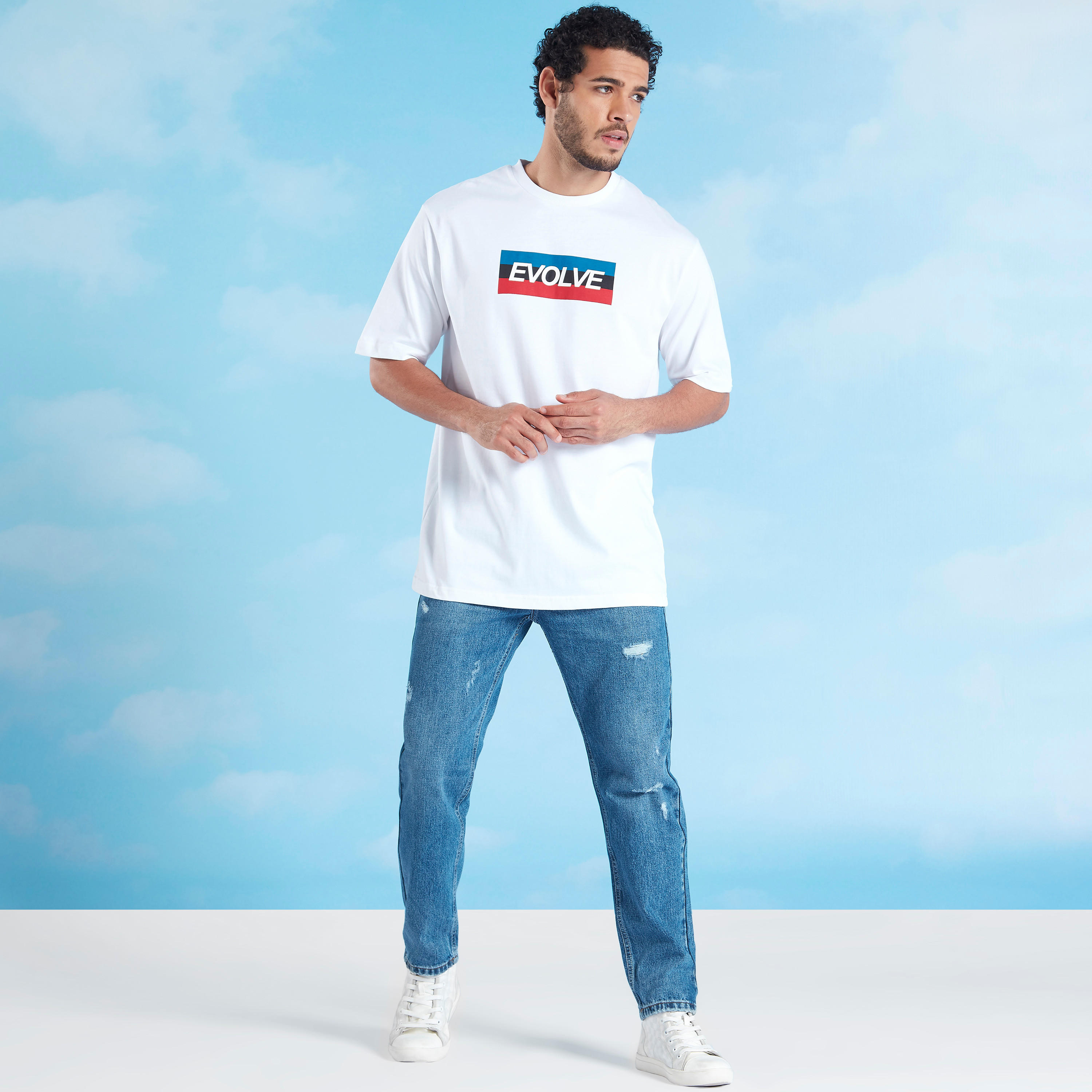 تيشيرت بياقة ضيّقة وأكمام قصيرة وطبعات-men-clothing-tshirtsandpolos-tshirts-image-2