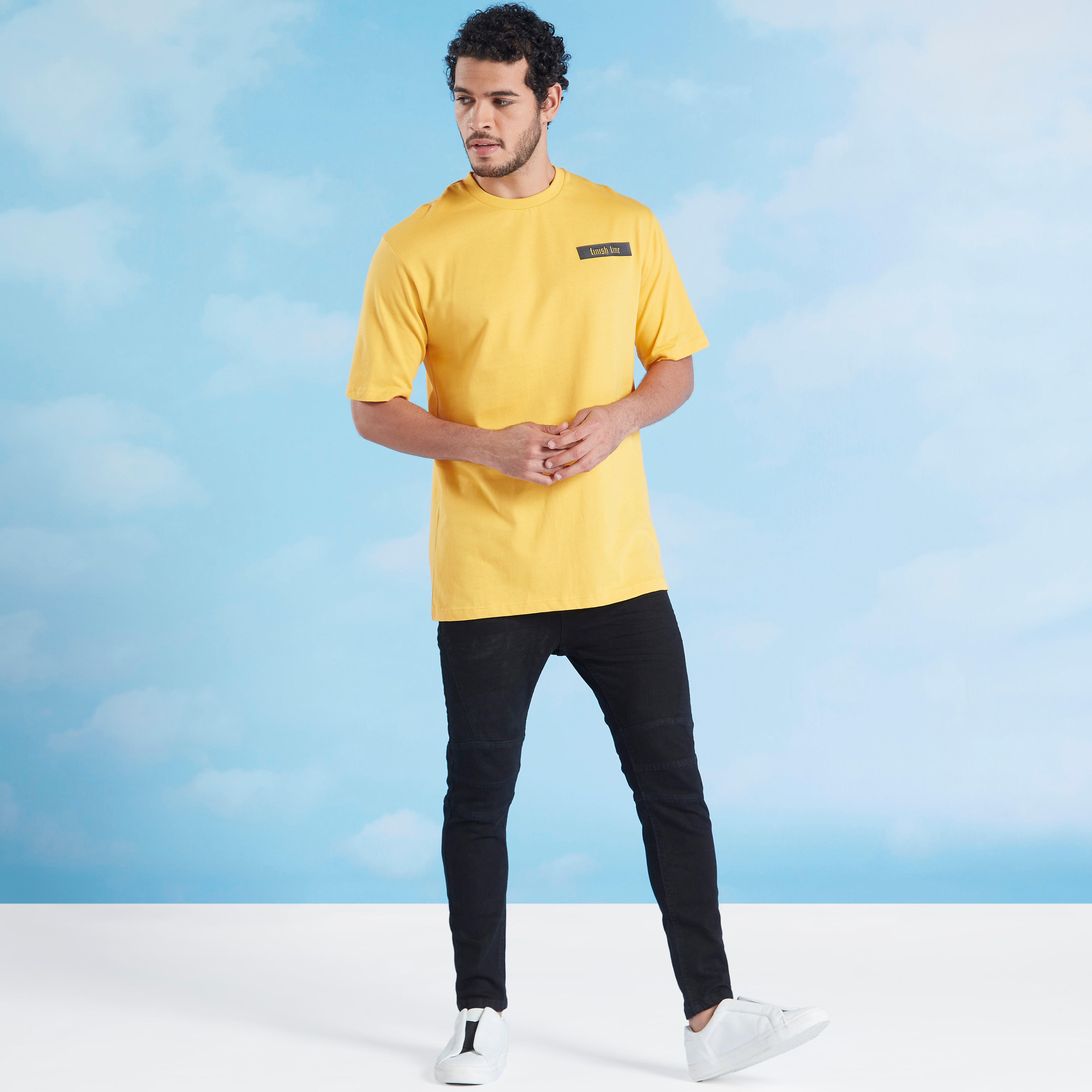 تيشيرت بياقة ضيّقة وأكمام قصيرة وطبعات-men-clothing-tshirtsandpolos-tshirts-image-2