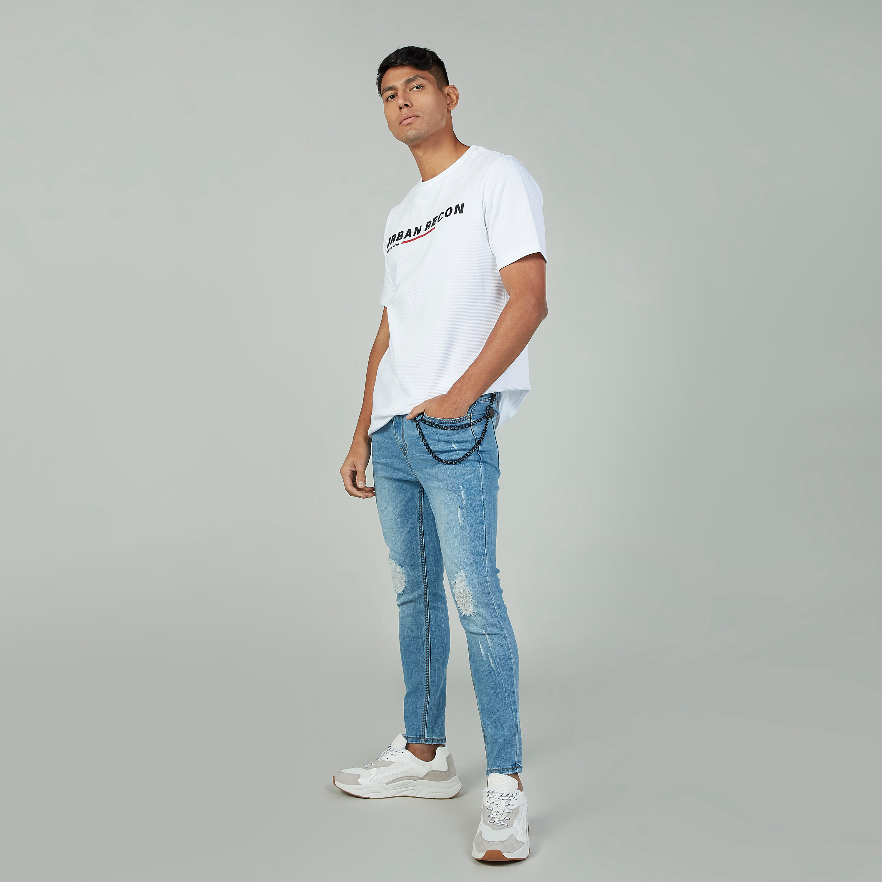 بنطلون جينز طويل ممزّق بجيوب وحلقات للحزام-men-clothing-bottoms-jeans-image-2