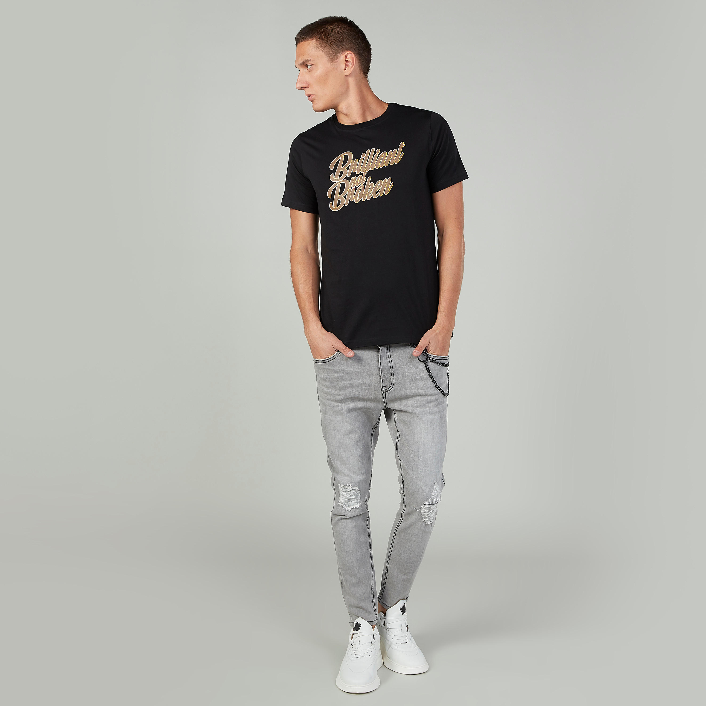 بنطلون جينز طويل ممزّق بجيوب وحلقات للحزام-men-clothing-bottoms-jeans-image-2
