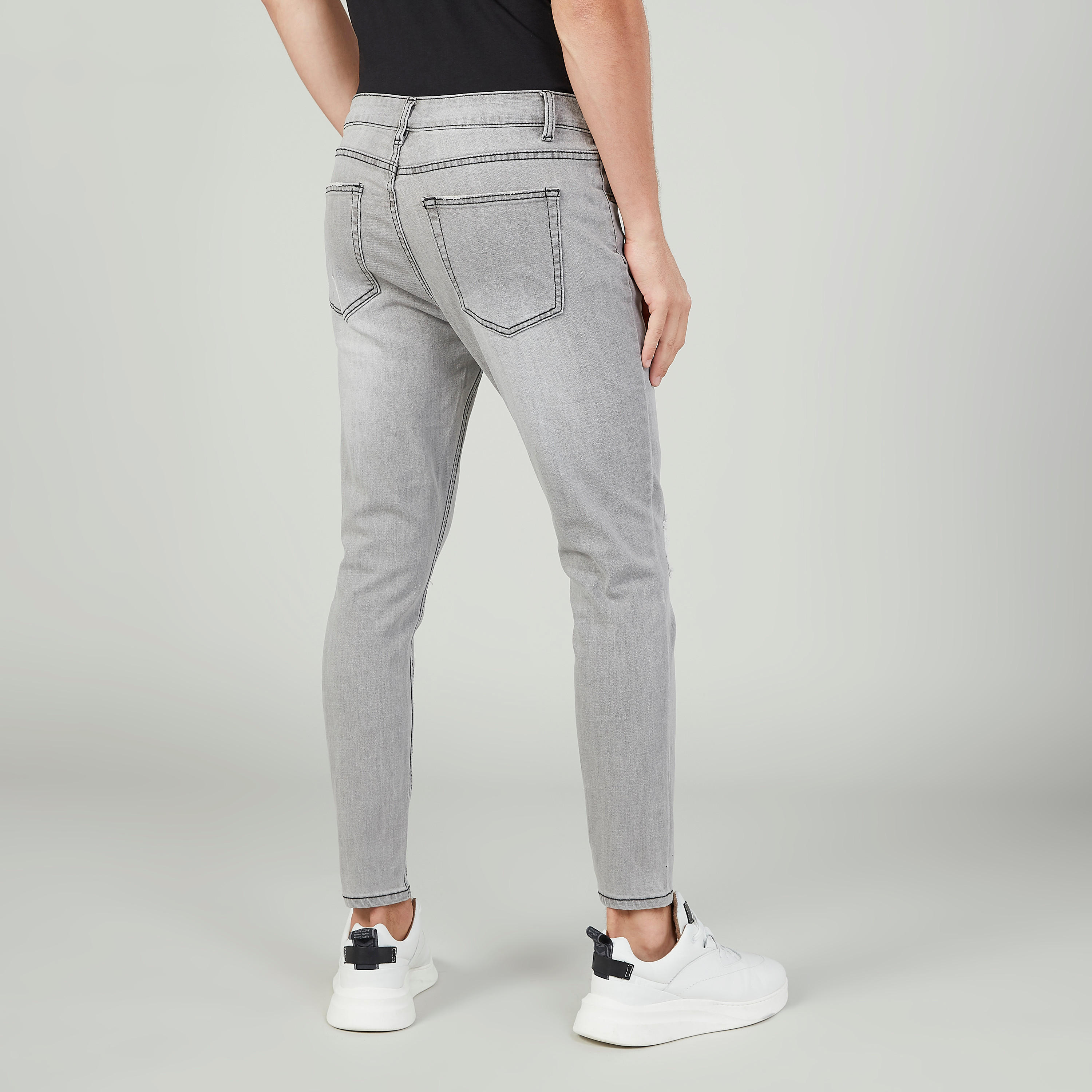 بنطلون جينز طويل ممزّق بجيوب وحلقات للحزام-men-clothing-bottoms-jeans-image-3