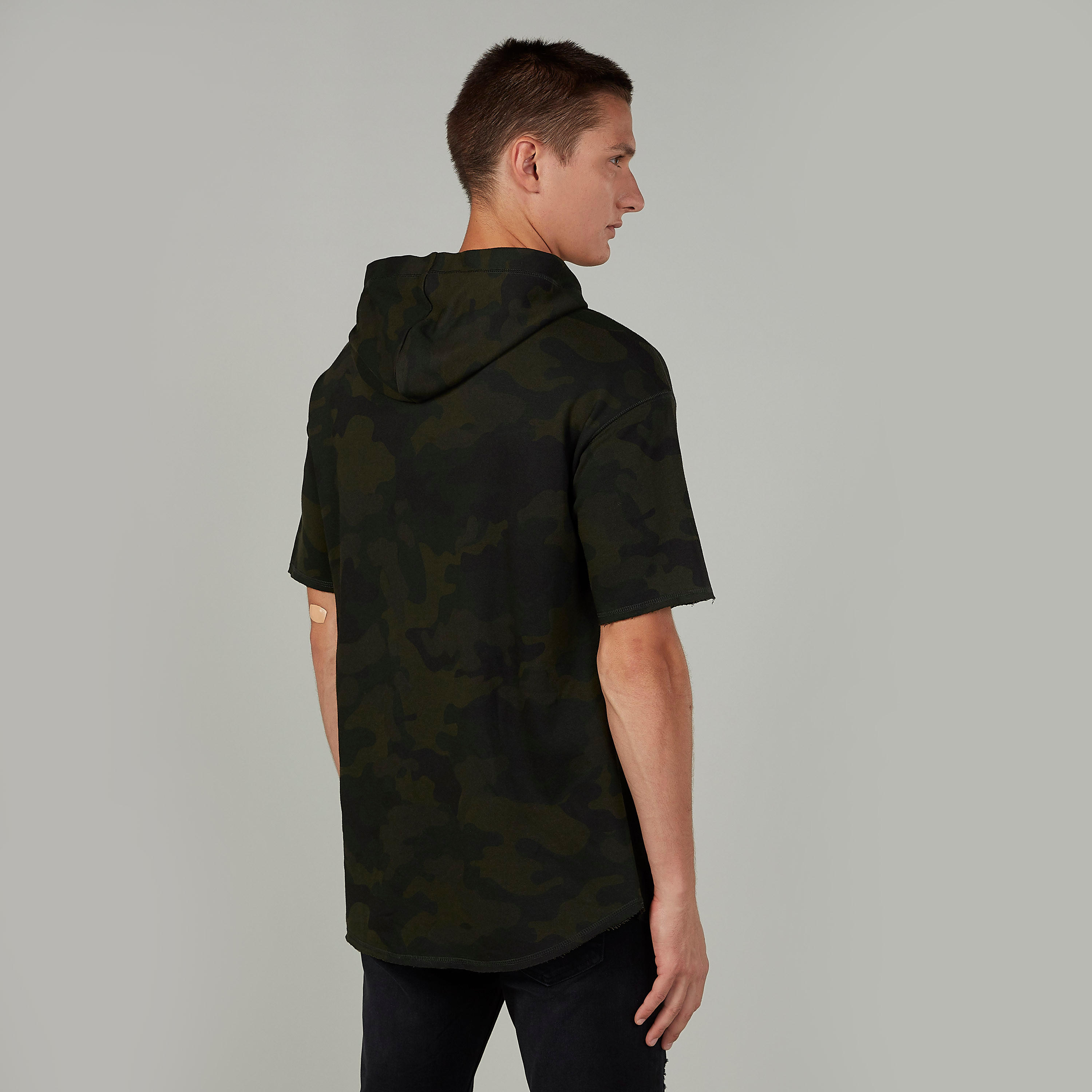 تيشيرت سليم بقبّعة وجيوب الكنغر وطبعات مموهّة-men-clothing-tshirtsandpolos-tshirts-image-4