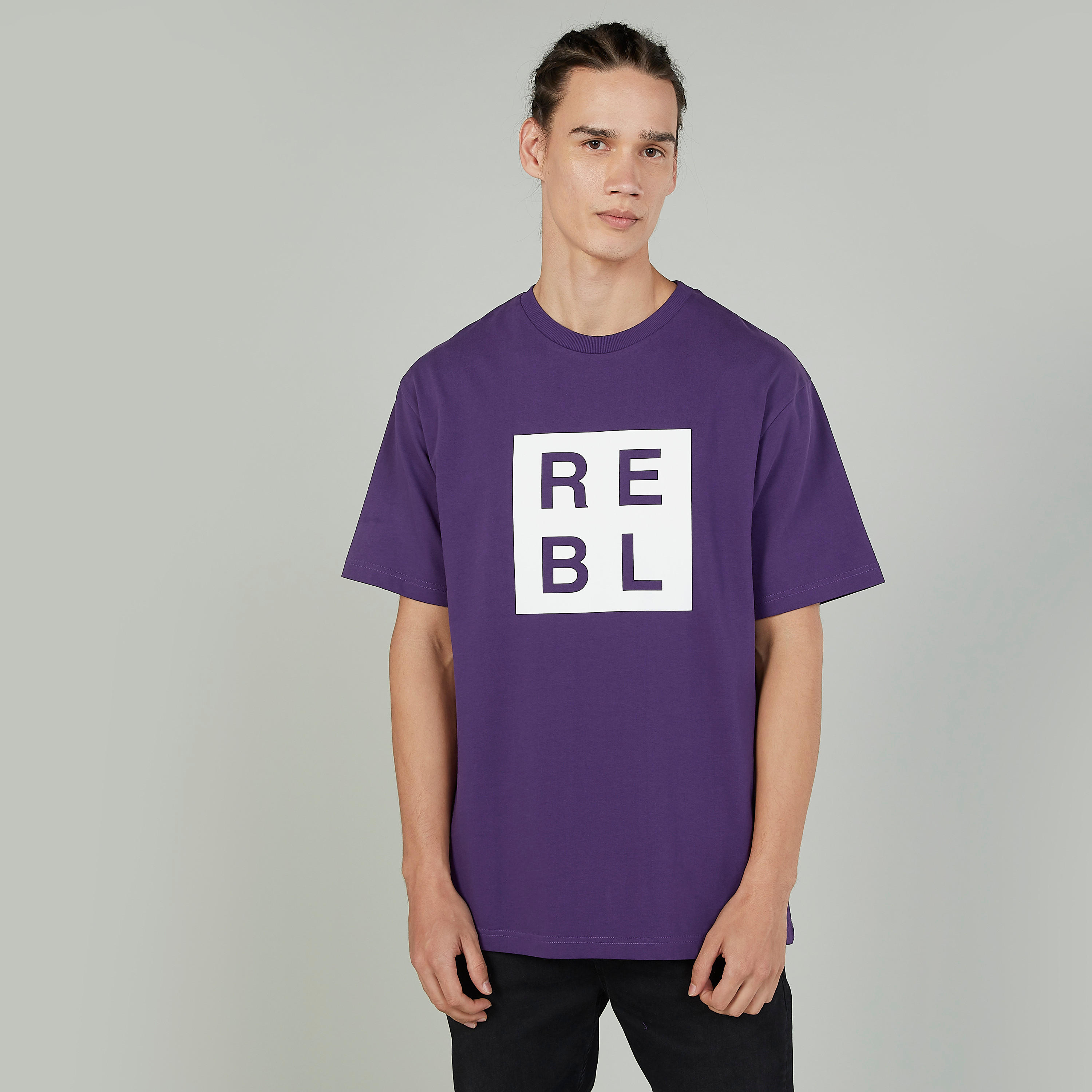 تيشيرت طويل بياقة مستديرة وأكمام قصيرة وطبعات-men-clothing-tshirtsandpolos-tshirts-image-1