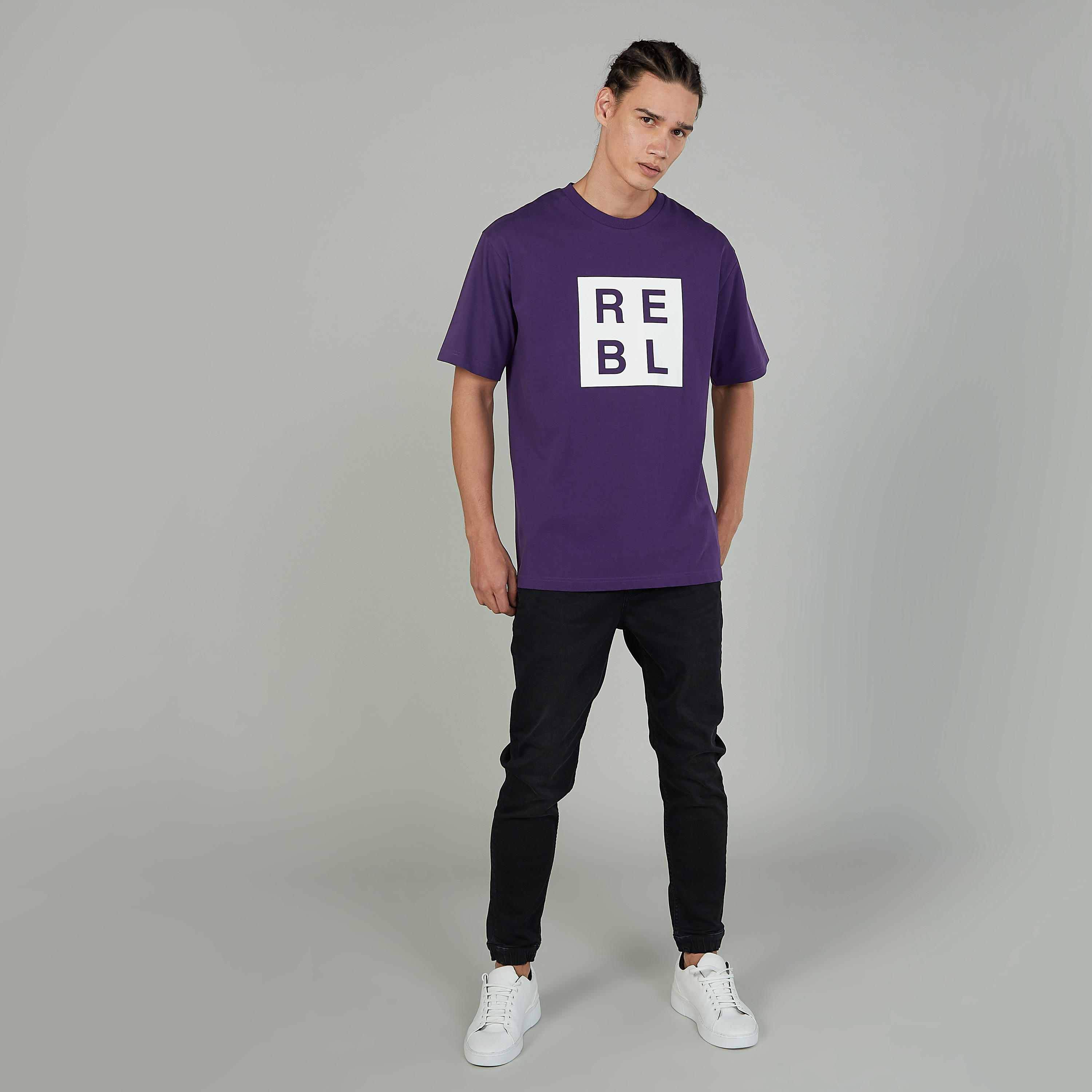 تيشيرت طويل بياقة مستديرة وأكمام قصيرة وطبعات-men-clothing-tshirtsandpolos-tshirts-image-2