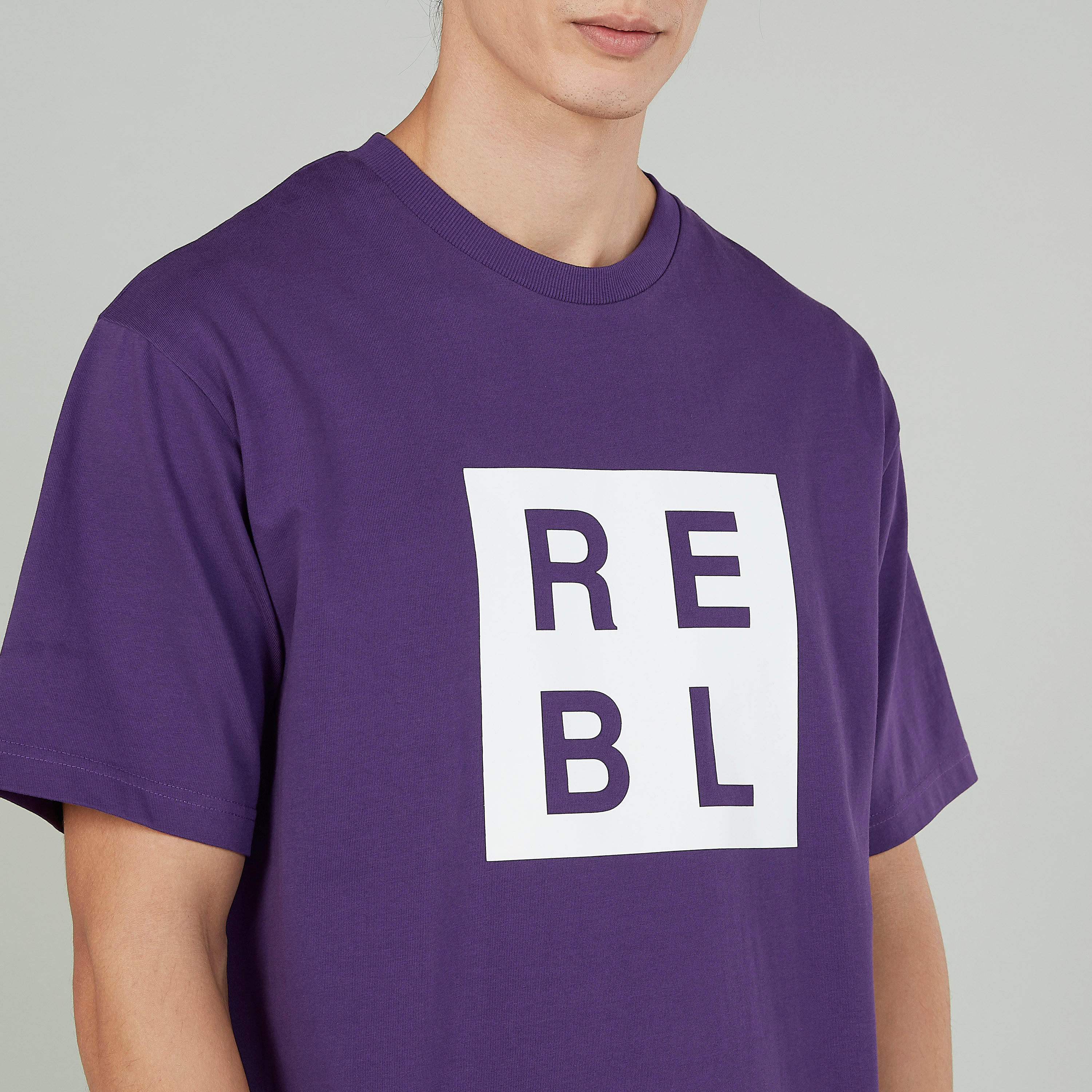 تيشيرت طويل بياقة مستديرة وأكمام قصيرة وطبعات-men-clothing-tshirtsandpolos-tshirts-image-3