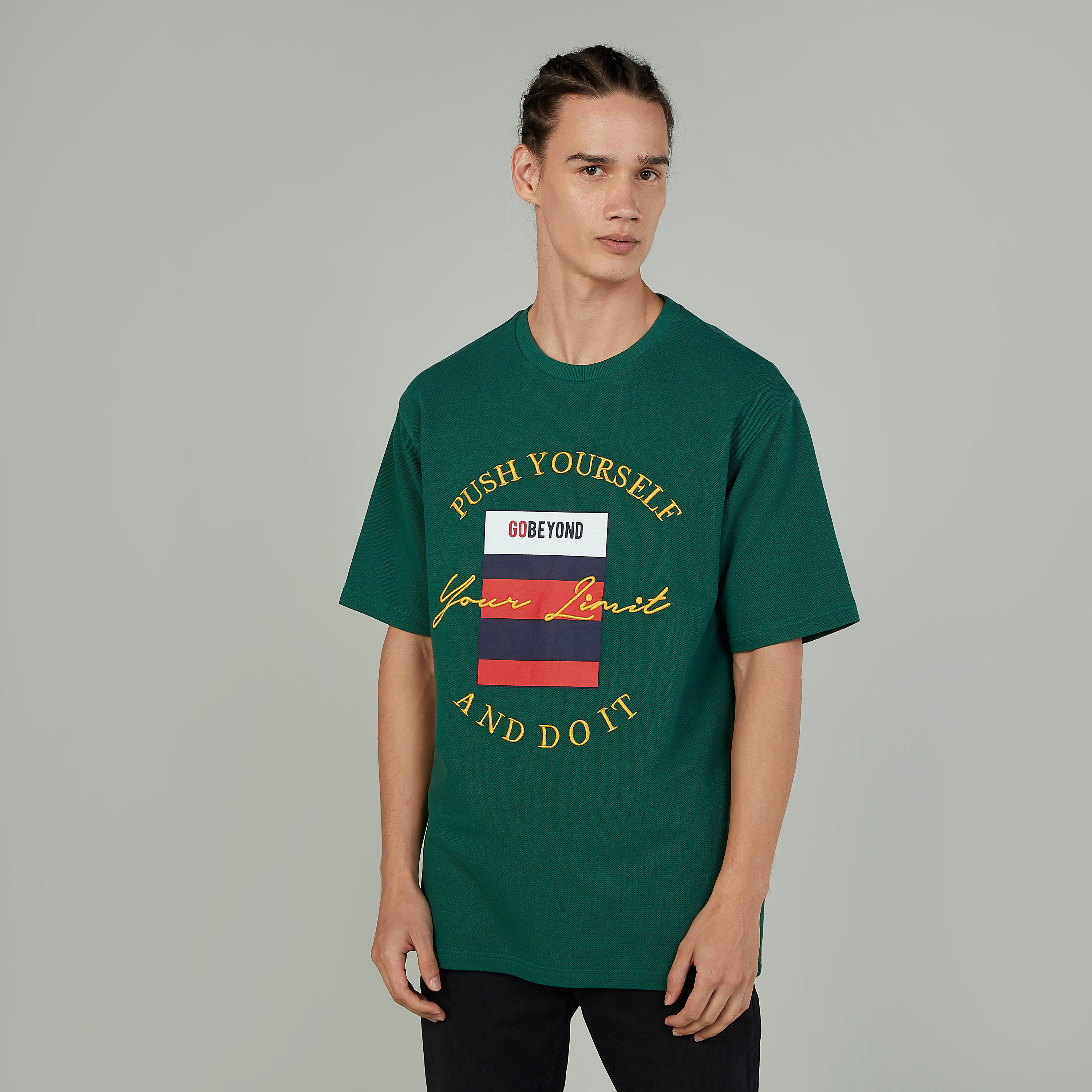 تيشيرت مستدام بياقة مستديرة وأكمام قصيرة وطبعات-men-clothing-tshirtsandpolos-tshirts-image-1