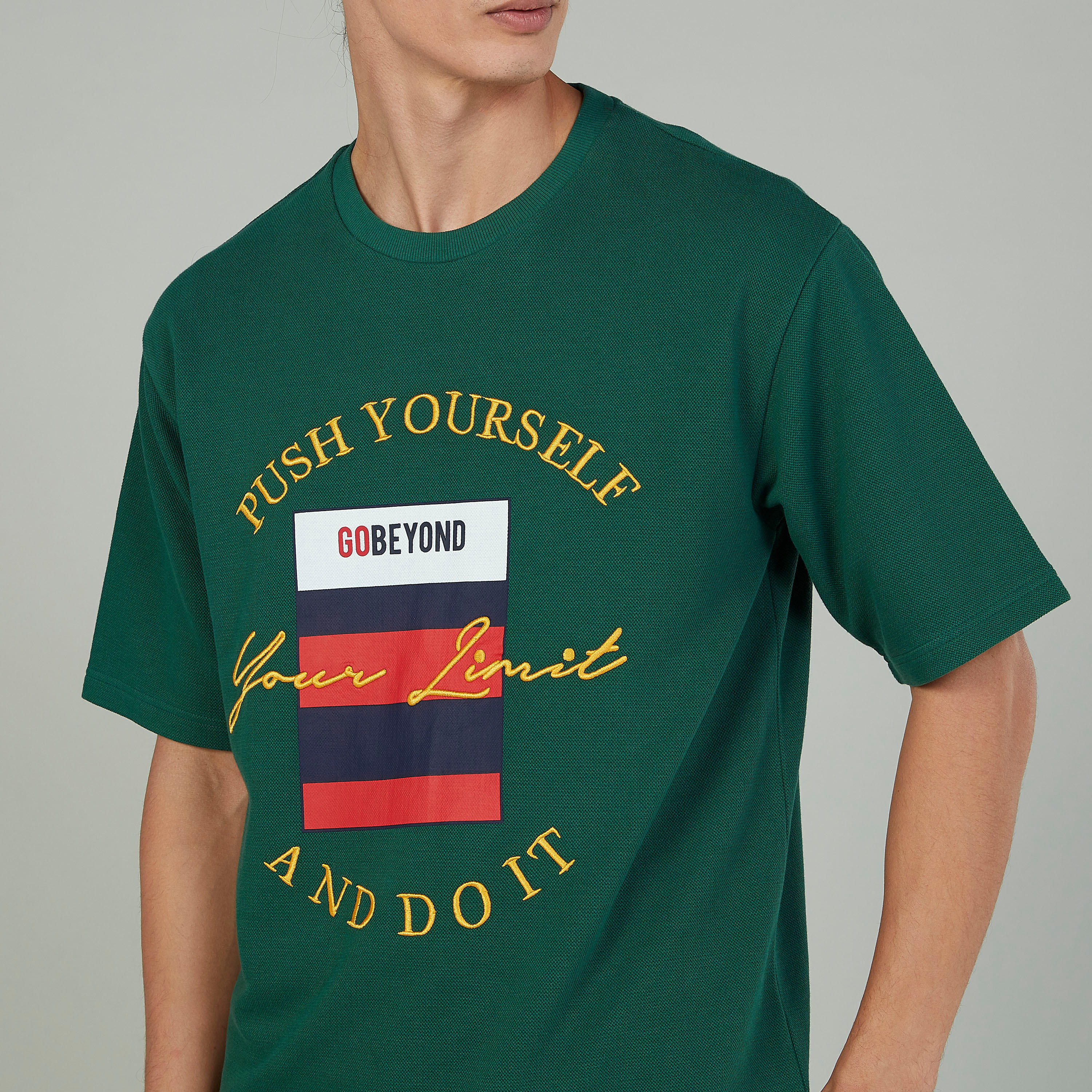 تيشيرت مستدام بياقة مستديرة وأكمام قصيرة وطبعات-men-clothing-tshirtsandpolos-tshirts-image-3