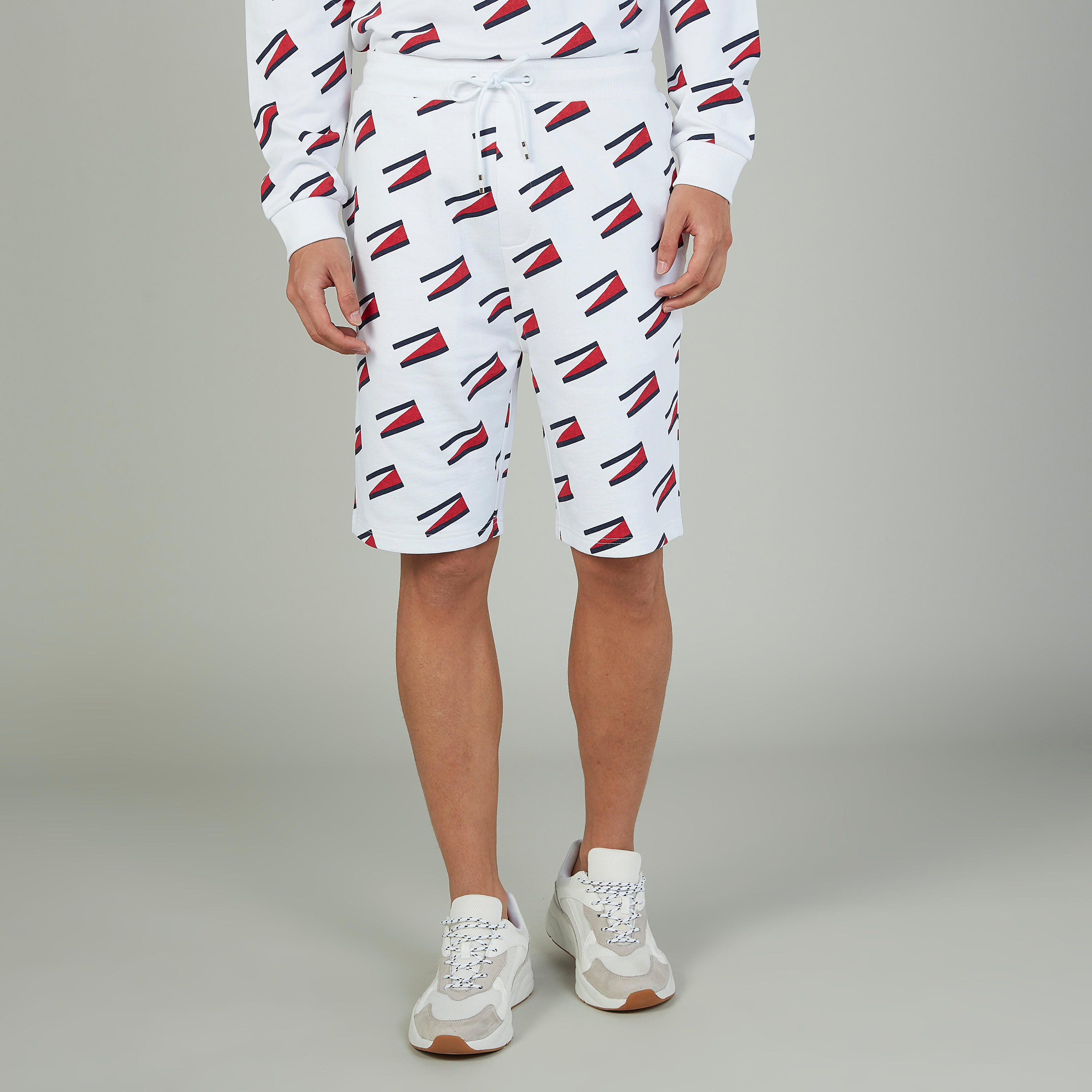 شورت سليم بخصر مطّاطي متوسط الارتفاع وطبعات-men-clothing-bottoms-shorts-image-1