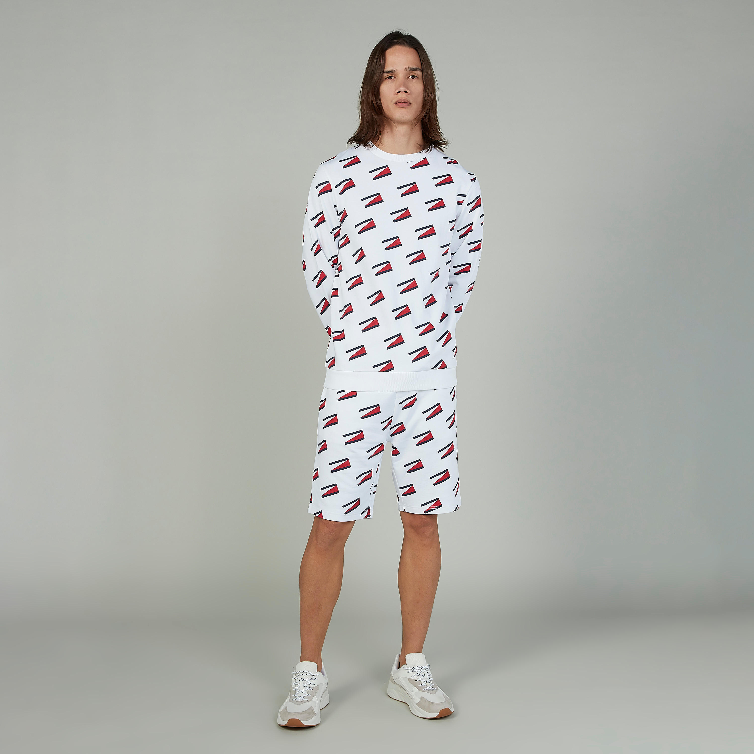 شورت سليم بخصر مطّاطي متوسط الارتفاع وطبعات-men-clothing-bottoms-shorts-image-2