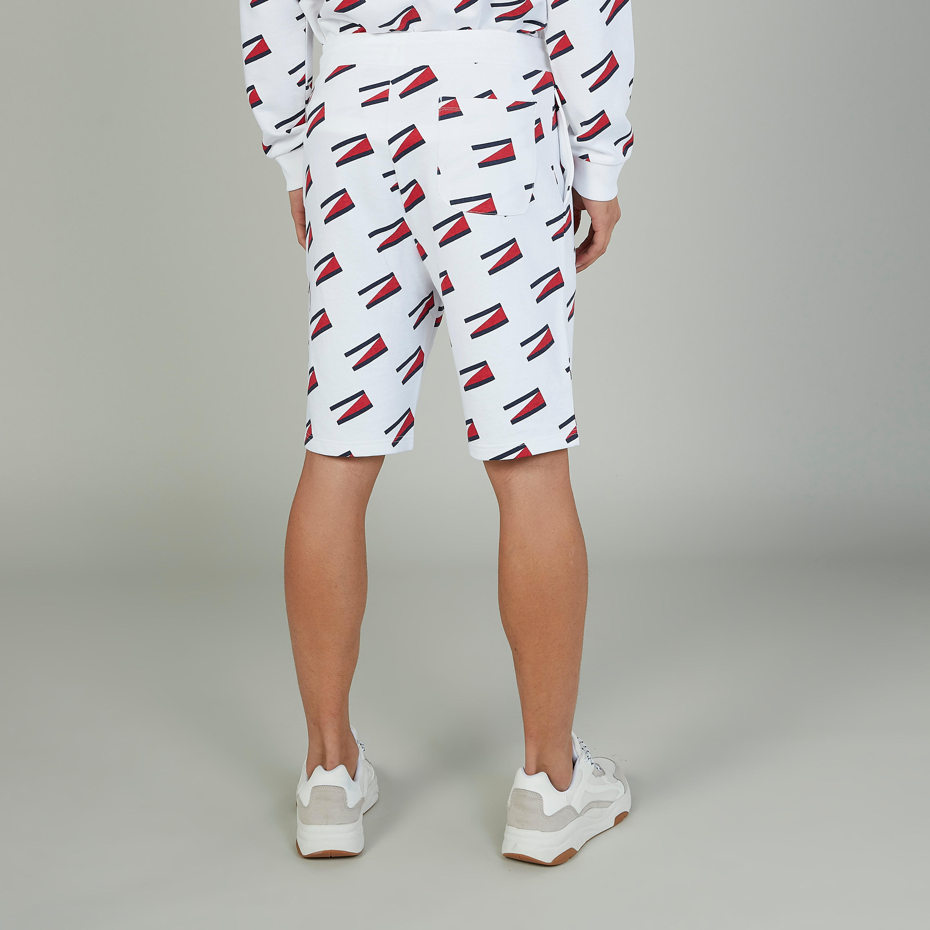 شورت سليم بخصر مطّاطي متوسط الارتفاع وطبعات-men-clothing-bottoms-shorts-image-4